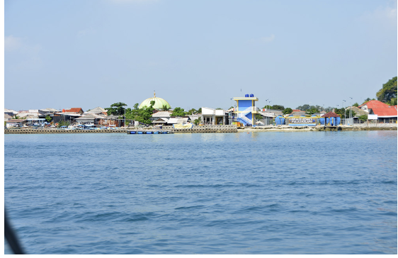 Komisi D meminta Pemprov DKI Jakarta meninjau ulang pembangunan breakwater dan tanggul di wilayah Kepulauan Seribu. Peninjauan ulang bertujuan mencegah kerusakan ekosistem laut dan menjaga keberlanjutan lingkungan pesisir. Wakil Ketua Komisi D Muhammad Idris menegaskan, pembangunan breakwater telah menimbulkan dampak serius terhadap ekosistem laut dan terumbu karang. “Saya minta pembangunan breakwater dan tanggul dihentikan dulu,” ujar Idris usai rapat bersama jajaran Dinas Sumber Daya Air Provinsi DKI Jakarta di Bapemperda, Kamis (24/10). Wakil Ketua Komisi D DPRD DKI Jakarta Muhammad Idris (kanan). (dok.DDJP) Sejak 2003 hingga sekarang, ungkap Idris, pembangunan breakwater dan tanggul sudah berlapis-lapis. “Justru merusak alam,” tandas dia. Menurut dia, proses penurunan beton dari kapal ke bibir pantai kerap merusak karang alami yang tumbuh selama ratusan tahun. Kondisi itu membuat bentang alam di sejumlah pulau berubah. Keindahan alami pun hilang. “Yang terlihat sekarang bukan pantai lagi, tapi deretan beton yang merusak pemandangan Pulau Seribu,” tegas Idris. Ia mengatakan, masyarakat nelayan dan pelaku wisata merasakan dampak ekologis pembangunan breakwater. “Kalau terumbu karang rusak, ikan pasti berkurang. Akibatnya penghasilan nelayan ikut menurun,” terang Idris. Sebagai warga yang lahir dan besar di Kepulauan Seribu, Idris mengaku, menyaksikan langsung perubahan lingkungan pesisir dari waktu ke waktu. “Saya anak pulau, saya tahu betul bagaimana Pulau Seribu dulu dan sekarang. Hari ini hampir semua pulau sudah dibeton,” tutur Idris. Ia mengapresiasi kerja keras dinas terkait, namun menekankan agar pembangunan di wilayah kepulauan mempertimbangkan kelestarian ekosistem dan keberlanjutan ekonomi warga. “Saya menghargai kinerja teman-teman dinas, tapi kalau pembangunan justru merugikan warga dan merusak alam, saya akan tegas menentangnya,” tegas Idris. Komisi D akan mengagendakan kunjungan lapangan bersama dinas terkait untuk mengetahui kondisi pesisir Kepulauan Seribu. (all/df)