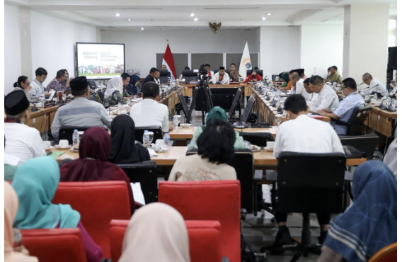 Komisi E mendorong Dinas Sosial DKI Jakarta tidak mengurangi anggaran penyediaan alat bantu fisik bagi masyarakat. Seperti kursi roda, alat bantu jalan, dan kaki palsu. Hal itu terungkap dalam rapat kerja Komisi E bersama eksekutif membahas Rancangan Peraturan Daerah (Ranperda) APBD DKI Jakarta 2026 di Gedung DPRD DKI Jakarta, Jumat (24/10). Ketua Komisi E Muhammad Thamrin menegaskan, efisiensi anggaran memang perlu. Namun tidak boleh berdampak pada pelayanan publik. Terutama yang langsung menyentuh kebutuhan masyarakat. Ia mengungkapkan, ada kesepakatan dengan gubernur dan jajaran untuk tidak mengurangi pelayanan masyarakat. Kendati harus efisiensi anggaran. Ketua Komisi E DPRD DKI Jakarta Muhammad Thamrin. (dok.DDJP) Pelayanan sosial, tegas Thamrin, khususnya penyediaan alat bantu fisik, merupakan bentuk nyata kehadiran pemerintah di tengah masyarakat. Karena itu, ia meminta Dinas Sosial DKI Jakarta meninjau kembali pengurangan pada pos-pos anggaran tanpa mengganggu pelayanan dasar. Suku Dinas Sosial di setiap wilayah perlu memetakan pengajuan masyarakat terkait kebutuhan alat bantu. Sehingga penyaluran bisa lebih tepat sasaran. “Jadi coba dilihat mana yang bisa dikurangi lagi untuk bisa kursi roda ini, kemudian kaki palsu. Nah, coba dilihat deh,” tandas Thamrin. Wakil Ketua Komisi E Agustina Hermanto mengungkapkan hal senada. Program alat bantu fisik memiliki nilai kemanusiaan yang tinggi. Wujud nyata keberpihakan pemerintah terhadap masyarakat rentan. Menurut Agustina, banyak warga di Jakarta yang sangat bergantung pada bantuan alat bantu fisik untuk beraktivitas sehari-hari. Wakil Ketua Komisi E DPRD DKI Jakarta Agustina Hermanto. (dok.DDJP) Karena itu, keberlanjutan program tersebut membantu meningkatkan kualitas hidup penerima. Memperkuat rasa keadilan sosial di ibukota. “Kalau tadi yang Dinas Sosial soal alat bantu pak, jangan sampai berkurang, pertahankan itu,” tutur politisi yang akrab disapa Tina Toon. Menanggapi hal itu, Kepala Dinas Sosial Iqbal Akbarudin mengatakan, pihaknya tetap komitmen menjalankan program penyaluran alat bantu fisik. Meskipun harus menyesuaikan dengan kemampuan anggaran 2026. “Dalam program bina karya, penyaluran alat-alat fisik sampai saat ini kita masih menyesuaikan dengan kekuatan anggaran di tahun 2026,” ungkap Iqbal. (yla/df)