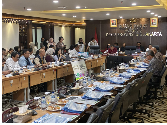 Komisi C menggelar rapat kerja bersama jajaran Badan Usaha Milik Daerah (BUMD) membahas Rancangan Peraturan Daerah (Ranperda) Anggaran Pendapatan dan Belanja Daerah (APBD) 2026 di Gedung DPRD DKI Jakarta, Jumat (24/10). Wakil Ketua Komisi C Sutikno memimpin rapat bersama Sekretaris Suhud Alynudin. Hadir Anggota Komisi C Nasdiyanto, August Hamonangan, dan Lazarus Simon Ishak. “Rapat kerja Komisi C DPRD Provinsi DKI Jakarta dalam rangka pembahasan dan pendalaman terhadap Ranperda tentang APBD Tahun Anggaran 2026 kami buka dan dinyatakan terbuka untuk umum,” ujar Sutikno. Pada 2026, jelas Sutikno, akan terjadi penurunan anggaran dibandingkan tahun sebelumnya. Karena itu, Komisi C berharap seluruh BUMD dapat meningkatkan kinerja dan profitabilitas. Tetap memberikan kontribusi signifikan terhadap Pendapatan Asli Daerah (PAD) DKI Jakarta. “PAD dari BUMD merupakan salah satu penyumbang penting bagi APBD yang digunakan untuk pembangunan,” terang Sutikno. Dalam kesempatan itu, Kepala Badan Pembinaan Badan Usaha Milik Daerah (BP BUMD) Provinsi DKI Jakarta Syaefuloh Hidayat menyampaikan, penyesuaian APBD seiring koreksi Dana Bagi Hasil (DBH) sekitar Rp14 triliun. Hal itu mengacu pada surat dari Direktorat Jenderal Perimbangan Keuangan. “Meski ada penyesuaian, hal ini tidak mengurangi semangat kami di BUMD,” ujar Syaefuloh. “Justru menjadi tantangan untuk berkontribusi lebih besar terhadap pembangunan Jakarta,” sambung dia. Syaefuloh menambahkan, target dividen BUMD tahun 2025 sebesar Rp774 miliar akan dioptimalkan melalui efisiensi dan peningkatan pendapatan. Proyeksi laba bersih seluruh BUMD naik menjadi sekitar Rp2 triliun. “Untuk tahun 2026, kami menargetkan dividen meningkat menjadi Rp876 miliar,” pungkas Syaefuloh. Rapat akan dilanjutkan dengan paparan dari masing-masing BUMD. Terkait kinerja, rencana bisnis, serta proyeksi kontribusi terhadap pendapatan daerah. (all/df)