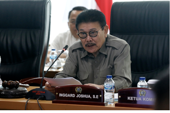 Ketua Komisi A Inggard Joshua menekankan, penting bagi Pemprov DKI mengefisiensi penggunaan telepon, air, listrik, dan internet (TALI). Penerapan itu berlaku bagi seluruh Organisasi Perangkat Daerah (OPD). Namun, Inggard mengingatkan agar efisiensi tidak mengurangi kenyamanan masyarakat yang mengakses layanan publik di gedung-gedung pemerintahan. “Artinya, perlu ada penghematan yang sifatnya tidak mengganggu kepentingan dan pelayanan masyarakat, dan fungsi perbaikan sarana-prasarana lingkungan,” ujar Inggard Jumat (24/10). Menurut dia, penerapan konsep green building mendukung efisiensi energi di lingkungan kerja pemerintah. Khususnya, pengaturan ketat terhadap penggunaan listrik dan pendingin ruangan (AC). Sehingga tidak terjadi pemborosan. “Perlu ada yang namanya green building diciptakan. Kalau rapatnya sudah selesai, itu (listrik) harus mati semua. Begitu juga AC di ruangan yang tidak terpakai harus dimatikan,” tutur Inggard. Selain efisiensi energi, Inggard mengapresiasi penghematan oleh Pemprov DKI dalam hal seremonial. Termasuk konsumsi secara sederhana. Sebab, berbagai langkah tersebut telah berhasil menekan pengeluaran daerah hingga Rp1,7 triliun. “Ini menjadi momentum kita. Menjadi landasan menyusun anggaran ke depan harus seperti ini,” ucap Inggard. Ia juga menjelaskan, efisiensi akan fokus pada pengeluaran operasional Aparatur Sipil Negara (ASN) dan anggota DPRD DKI Jakarta. Penataan belanja pegawai dan kegiatan seremonial yang tidak mendesak. “Yang kita efisiensi itu menyangkut masalah operasional dari ASN maupun dewan. Termasuk perhitungan yang jelas menyangkut belanja pegawai,” pungkas Inggard. (gie/df)
