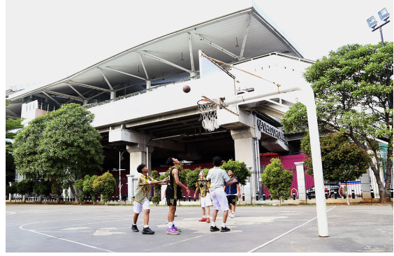 Sekretaris Komisi C Suhud Alynudin menilai, Dinas Pemuda dan Olahraga (Dispora) DKI Jakarta memiliki peluang besar berkontribusi terhadap peningkatan Pendapatan Asli Daerah (PAD). Satu di antaranya melalui optimalisasi pemanfaatan Gelanggang Olah Raga (GOR). Terutama yang baru dibangun atau direvitalisasi. Menurut dia, Dispora memiliki potensi besar karena mengelola berbagai fasilitas olahraga yang diminati masyarakat. Ia menilai, pelayanan yang baik dan berbagai terobosan inovatif, fasilitas tersebut banyak diminati warga. “Dispora ini bisa menjadi salah satu yang memungkinkan untuk melakukan peningkatan PAD. Karena mereka punya fasilitas gedung. Kemudian juga minat masyarakat untuk melakukan olahraga besar,” ujar Suhud, Kamis (23/10). Sekretaris Komisi C DPRD DKI Jakarta Suhud Alynudin. (dok.DDJP) Politisi PKS itu mengatakan, renovasi dan revitalisasi pada sejumlah GOR di Jakarta seharusnya menjadi momentum bagi Dispora menarik lebih banyak masyarakat beraktivitas di fasilitas tersebut. “Dengan renovasi yang dilakukan, mudah-mudahan Dispora bisa meningkatkan atau mendatangkan masyarakat untuk bisa beraktivitas di GOR,” ucap Suhud. Selama ini, sambung dia, potensi GOR milik Pemprov DKI belum sepenuhnya optimal. Padahal, fasilitas yang tersedia sudah cukup memadai untuk menunjang kegiatan olahraga masyarakat. “Kalau kami melihat, GOR yang kita punya itu potensinya besar, punya ruang yang luas, punya lapangan yang baik, tetapi kurang dioptimalkan,” ungkap Suhud. Karena itu, harap dia, revitalisasi GOR tidak hanya memperbaiki fisik bangunan. Namun diikuti peningkatan kualitas pelayanan dan manajemen pengelolaan benar. Dengan begitu, masyarakat akan semakin tertarik memanfaatkan fasilitas tersebut. Pada akhirnya dapat meningkatkan PAD bagi daerah. “Dengan adanya renovasi diharapkan bisa meningkatkan layanan dan tentu akan mendatangkan PAD, di mana masyarakat mau memanfaatkan itu secara optimal,” pungkas Suhud. (gie/df)