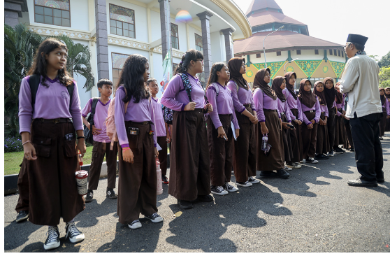 Wakil Ketua DPRD DKI Jakarta Rany Mauliani mengapresiasi panitia khusus (Pansus) yang telah merampungkan Rancangan Peraturan Daerah (Ranperda) Penyelenggaraan Pendidikan. Pansus bekerja keras selama enam bulan terakhir. Kerja Pansus itu merupakan komitmen legislator meningkatkan kualitas pendidikan di Ibukota DKI Jakarta. Rany menyatakan, Ranperda Penyelenggaraan Pendidikan merupakan revisi Peraturan Daerah (Perda) Nomor 8 Tahun 2006 yang sudah tidak sesuai dengan kondisi pendidikan di Jakarta. “Mudah-mudahan bisa mengakomodir dan mewakili segala aspek pendidikan yang diperlukan untuk anak Jakarta khususnya,” ujar Rany, Jumat (24/10). Wakil Ketua DPRD DKI Jakarta Rany Mauliani. (dok.DDJP) Penetapan sekolah swasta gratis, lanjut Rany, dapat memutus ketimpangan sosial di masing-masing wilayah. Khususnya keberpihakan terhadap warga yang kurang mampu. Lebih dari itu, kata Rany, Ranperda itu mampu menghasilkan siswa berkarakter dan berakhlak mulia. Berpedoman pada agama. “Semoga aturan ini bisa mengakomodir semua hal-hal yang terkait dengan peranannya pendidikan,” tandas dia. “Dapat menghasilkan anak bangsa yang berpendidikan lebih baik ke depan. Sehingga Indonesia emas bisa tercapai di DKI Jakarta,” tambah dia. Sebelumnya, Badan Pembentukan Peraturan Daerah (Bapemperda) DPRD DKI Jakarta telah menuntaskan finalisasi pembahasan Ranperda tentang Penyelenggaraan Pendidikan. Selanjutnya, draf Ranperda yang terdiri dari 11 BAB dan 49 Pasal itu akan dikirim ke Kementerian Dalam Negeri (Kemendagri) Republik Indonesia untuk dievaluasi dan harmonisasi. (apn/df)