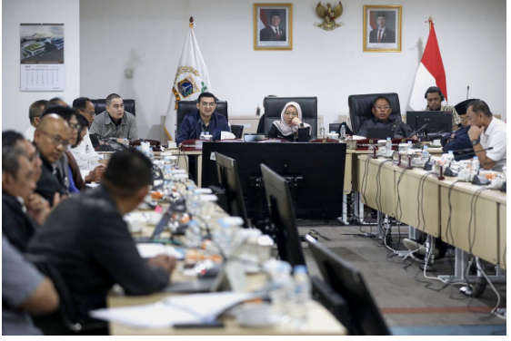 Komisi D mendorong Dinas Lingkungan Hidup (DLH) DKI Jakarta mengoptimalkan perawatan Kendaraan Dinas Operasional (KDO) pengangkut sampah agar pelayanan kebersihan di seluruh wilayah Jakarta tetap berjalan maksimal. Dorongan tersebut terungkap dalam rapat kerja pembahasan Rancangan Peraturan Daerah (Ranperda) APBD 2026 bersama jajaran eksekutif di Gedung DPRD DKI Jakarta, Jumat (24/10). Ketua Komisi D Yuke Yurike mengatakan, pembahasan bersama DLH DKI Jakarta cukup komprehensif. Mengingat persoalan lingkungan hidup dan kebersihan di Jakarta masih membutuhkan perhatian serius. Ia menegaskan, upaya dan perencanaan oleh DLH perlu optimalisasi. Meskipun terdapat kendala efisiensi anggaran. Ketua Komisi D DPRD DKI Jakarta Yuke Yurike. (dok.DDJP) “Cukup banyak item-item atau perhatian-perhatian yang kita diskusikan bersama karena terkait masalah sampah, kebersihan, lingkungan. Ini sangat-sangat penting,” kata Yuke usai memimpin rapat. Yuke menyoroti kondisi sejumlah armada pengangkut sampah yang masih menuai keluhan masyarakat. Antara lain terkait kebocoran atau menimbulkan aroma tidak sedap. Menurut dia, optimalisasi perawatan KDO harus menjadi perhatian utama agar efisiensi anggaran tidak berdampak pada peningkatan biaya perbaikan di kemudian hari. “Saya contoh beberapa alat transportasi sampah misalnya, untuk sampah yang masih kadang menjadi komplainan masyarakat,” kata Yuke. Pada kesempatan yang sama, Anggota Komisi D Nabilah Aboe Bakar Alhabsyi menyoroti kondisi di lapangan. Sejumlah petugas kebersihan harus berupaya sendiri agar armada tetap bisa beroperasi. Anggota Komisi D DPRD DKI Jakarta Nabilah Aboe Bakar Alhabsyi. (dok.DDJP) Kondisi tersebut, lanjut dia, menunjukkan betapa pentingnya perhatian terhadap anggaran perawatan dan pemeliharaan kendaraan operasional. Jangan sampai mengganggu pelayanan kebersihan. “Maka mereka putar otak sendiri untuk bagaimana caranya mensiasati supaya mobil itu bisa berjalan dan mereka bisa bekerja,” pungkas Nabilah. (yla/df)