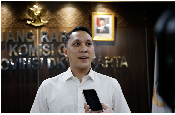 Komisi C menyoroti kinerja sejumlah Badan Usaha Milik Daerah (BUMD) yang berperan dalam pendistribusian Program Pangan Murah. Ketua Komisi C Dimaz Raditya mengatakan, keluhan masyarakat terkait antrean panjang dan ketidaktepatan sasaran penerima masih sering terjadi di lapangan. Dimaz mengungkapkan hal itu usai rapat bersama eksekutif dan jajaran direksi BUMD DKI Jakarta di Ruang Rapat Komisi C DPRD DKI Jakarta, Jumat (24/10). “Masih banyak warga yang mengeluh karena harus antre sejak malam. Bahkan ada yang tidak kebagian meski sudah mendaftar,” ujar Dimaz. Hasil penelusuran Komisi C, ungkap dia, menunjukkan akar persoalan tidak terletak pada BUMD pelaksana. Melainkan pada kuota anggaran yang menjadi kewenangan Dinas Ketahanan Pangan Kelautan dan Pertanian (DKPKP). Menurut Dimaz, stok barang dari BUMD tersedia. Namun jumlah penerima manfaat tidak sebanding dengan kuota yang disediakan pemerintah. “Masalahnya bukan di barangnya, tapi di kuotanya,” terang Dimaz. Ia berharap, koordinasi lintas instansi dapat diperbaiki. Sehingga distribusi pangan murah berjalan lebih manusiawi. Dimaz menegaskan, program bantuan harus dipastikan tepat sasaran. Dengan begitu, tidak menimbulkan antrean panjang setiap kali dibuka. “Ke depan kami harap Pemprov DKI Jakarta melalui DKPKP dan BUMD pelaksana bisa merumuskan formula yang lebih baik agar masyarakat penerima bisa dilayani secara layak,” tukas Dimaz.(all/df)