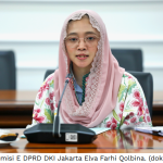 Transparansi Sistem KJP Disorot Komisi E January 22, 2026 5:08 pm Anggota Komisi E DPRD DKI Jakarta Elva Farhi Qolbina meminta Dinas Pendidikan meningkatkan transparansi dalam pengelolaan Program Kartu Jakarta Pintar (KJP). Khususnya terkait mekanisme penghentian bantuan kepada penerima manfaat. Elva menilai, pemberitahuan secara jelas dan tepat waktu sangat penting. Sehingga orangtua siswa dapat mempersiapkan kondisi ekonomi keluarga. Demikian ungkap Elva dalam rapat kerja Komisi E DPRD DKI Jakarta bersama jajaran eksekutif di Gedung DPRD DKI Jakarta, Selasa (20/1). Anggota Komisi E DPRD DKI Jakarta Elva Farhi Qolbina. (dok.DDJP) Menurut Elva, KJP tidak dapat dipandang hanya sebagai program bantuan pendidikan. Sebab berperan besar menopang kondisi sosial dan ekonomi keluarga penerima manfaat. Terutama bagi masyarakat dengan tingkat penghasilan terbatas. “Bukan hanya urusan pendidikan tapi ada juga urusan sosial ekonomi di sana,” tegas Elva. Penghentian KJP tanpa pemberitahuan berpotensi menimbulkan dampak ekonomi bagi keluarga penerima. Karena itu, Elva mendorong Pemprov DKI Jakarta menyampaikan informasi sejak awal bila seseorang tidak lagi memenuhi syarat sebagai penerima KJP. Elva menyebutkan, pemberitahuan tersebut akan membantu orangtua menyusun langkah antisipasi untuk memenuhi kebutuhan pendidikan anak. Sekaligus kebutuhan rumah tangga lainnya. “Ketika seseorang ini tidak lagi mendapatkan KJP itu baiknya mungkin diinformasikan,” kata Elva. Elva menjelaskan, kepastian informasi mengenai waktu penghentian bantuan akan memberikan ruang bagi keluarga untuk menyesuaikan kondisi ekonomi. Orangtua, kata dia, dapat memperkirakan kemampuan finansialnya dan mencari alternatif penghasilan tambahan. Melalui rapat kerja tersebut, Komisi E DPRD DKI Jakarta berharap, Pemprov DKI Jakarta dapat memperbaiki sistem pendataan dan komunikasi kepada masyarakat terkait KJP. Perbaikan itu penting agar kebijakan tidak hanya tepat sasaran. Namun juga berkeadilan dan memberikan kepastian bagi warga Jakarta. (yla/df)