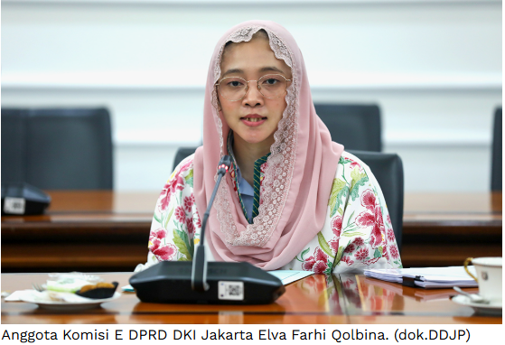 Transparansi Sistem KJP Disorot Komisi E January 22, 2026 5:08 pm Anggota Komisi E DPRD DKI Jakarta Elva Farhi Qolbina meminta Dinas Pendidikan meningkatkan transparansi dalam pengelolaan Program Kartu Jakarta Pintar (KJP). Khususnya terkait mekanisme penghentian bantuan kepada penerima manfaat. Elva menilai, pemberitahuan secara jelas dan tepat waktu sangat penting. Sehingga orangtua siswa dapat mempersiapkan kondisi ekonomi keluarga. Demikian ungkap Elva dalam rapat kerja Komisi E DPRD DKI Jakarta bersama jajaran eksekutif di Gedung DPRD DKI Jakarta, Selasa (20/1). Anggota Komisi E DPRD DKI Jakarta Elva Farhi Qolbina. (dok.DDJP) Menurut Elva, KJP tidak dapat dipandang hanya sebagai program bantuan pendidikan. Sebab berperan besar menopang kondisi sosial dan ekonomi keluarga penerima manfaat. Terutama bagi masyarakat dengan tingkat penghasilan terbatas. “Bukan hanya urusan pendidikan tapi ada juga urusan sosial ekonomi di sana,” tegas Elva. Penghentian KJP tanpa pemberitahuan berpotensi menimbulkan dampak ekonomi bagi keluarga penerima. Karena itu, Elva mendorong Pemprov DKI Jakarta menyampaikan informasi sejak awal bila seseorang tidak lagi memenuhi syarat sebagai penerima KJP. Elva menyebutkan, pemberitahuan tersebut akan membantu orangtua menyusun langkah antisipasi untuk memenuhi kebutuhan pendidikan anak. Sekaligus kebutuhan rumah tangga lainnya. “Ketika seseorang ini tidak lagi mendapatkan KJP itu baiknya mungkin diinformasikan,” kata Elva. Elva menjelaskan, kepastian informasi mengenai waktu penghentian bantuan akan memberikan ruang bagi keluarga untuk menyesuaikan kondisi ekonomi. Orangtua, kata dia, dapat memperkirakan kemampuan finansialnya dan mencari alternatif penghasilan tambahan. Melalui rapat kerja tersebut, Komisi E DPRD DKI Jakarta berharap, Pemprov DKI Jakarta dapat memperbaiki sistem pendataan dan komunikasi kepada masyarakat terkait KJP. Perbaikan itu penting agar kebijakan tidak hanya tepat sasaran. Namun juga berkeadilan dan memberikan kepastian bagi warga Jakarta. (yla/df)