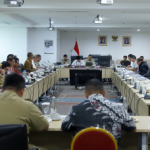 Bapemperda Prioritaskan Pembentukan Ranperda P4GN January 27, 2026 5:08 pm Bapemperda DPRD Provinsi DKI Jakarta memastikan pembentukan Rancangan Peraturan Daerah (Ranperda) tentang Pencegahan dan Pemberantasan Penyalahgunaan serta Peredaran Gelap Narkotika dan Perkusor Narkotika (P4GN) akan diprioritaskan menjadi payung hukum pada 2026. Demikian ditegaskan Ketua Bapemperda DPRD Provinsi DKI Jakarta Abdul Aziz usai membahas pasal-pasal Ranperda tentang P4GN bersama Badan Kesatuan Bangsa dan Politik (Kesbangpol) DKI Jakarta, Selasa (27/1). Aziz mendesak Pemerintah Provinsi (Pemprov) DKI Jakarta agar Ranperda tentang P4GN segera disahkan menjadi Perda. Hal itu lantaran dari 38 provinsi di Indonesia, terdapat 8 provinsi yang belum memiliki regulasi tentang P4GN, salah satunya yakni, DKI Jakarta. “Ini sangat penting dan sangat urgen, karena itu Bapemperda menempatkan urutan Ranperda P4GN di tahun 2026 menjadi urutan pertama,” ujar Aziz di gedung DPRD DKI Jakarta. “Khususnya agar bisa segera diundangkan dan dirasakan keberadaannya di masyarakat untuk menanggulangi masalah narkoba di DKI Jakarta ,” tambahnya. Lebih lanjut, sambung Aziz, urgensi pengesahan Ranperda tentang P4GN karena DKI Jakarta masuk dalam zona merah penyalahgunaan narkoba. Ia menyebutkan terdapat 106 kelurahan berstatus waspada narkotika dan 20 kelurahan berstatus bahaya narkotika. Data tersebut menyatakan dari 131,85 atau setara 190 ribu orang diantaranya terlibat aktif menjadi pengguna narkoba. “Jadi ini hal yang sangat penting untuk segera dibuatkan Perdanya,” jelas Aziz. Dalam pembahasan, Aziz menyebutkan beberapa aspek krusial yang diumat dalam Ranperda tentang P4GN. Masing-masing aspek tersebut adalah keterlibatan masyarakat sampai tingkat RT/RW dan lembaga kemasyarakatan dalam deteksi dini penyalahgunaan narkoba. Termasuk Perda mengatur tanggung jawab Pemprov DKI Jakarta di setiap kelurahan dalam upaya pencegahan bahaya narkoba. “Sebenarnya Pemda DKI sampai tingkat kelurahan sudah punya sarana dan fasilitasnya. Ada RT, RW, kemudian juga Lembaga Masyarakat Kelurahan (LMK), bisa dilibatkan FKDM dan sebagainya,” jelas Aziz Selain itu, Aziz mengusulkan Pemprov DKI Jakarta agar mengalokasikan dana secara tetap dari APBD DKI Jakarta minimal 1 persen. Hal itu merujuk pada alokasi anggaran untuk pendidikan yang bersumber dari APBD sebesar 20 persen. Bahkan, lanjut Aziz, besaran dana tersebut dapat disesuaikan melalui peraturan gubnernur (Pergub). “Seharusnya narkoba ini Pemerintah DKI harus serius menanganinya denhan menganggarkan minimal 1 persen. Nanti kita lihat kalau memang butuhnya 2 atau 3 persen, kita buat di dalam pergubnya,” jelas Aziz Meski demikian, Aziz menegaskan bahwa penanganan narkoba harus melibatkan berbagai instansi, tidak hanya Kesbangpol, melainkan Dinas Kesehatan, Dinas Pendidikan, Badan Narkotika Nasional (BNN), hingga aparat penegak hukum. “Saya mohon doa dan dukungannya terutama dari masyarakat, agar Perda ini nantinya bisa benar-benar dijalankan, bisa diterapkan di DKI Jakarta, dan kita rasakan dampaknya masyarakat semakin baik,” pungkasnya. Adapun jumlah Ranperda yang telah diusulkan, Aziz menyebut sebanyak 29 Pasal terdiri dari 14 BAB di antaranya BAB I Ketentuan Umum, BAB II Pencegahan dna Pemberantasan, BAB III Penanganan, BAB IV Tim Terpadu P4GN, BAB V Sarana dan Prasarana. Kemudian BAB VI Kerja Sama, BAB VII Partisipasi Masyarakat, BAB VIII Evaluasi, Monitoring, dan Pelaporan, BAB IX Pembinaan dan Pengawasan, BAB X Sistem dan Informasi, BAB XI Penghargaan, BAB XII Pendanaan, BAB XIII Sanksi Administratif, BAB IV Ketentuan Penutup. (apn/df)
