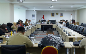 Bapemperda Prioritaskan Pembentukan Ranperda P4GN January 27, 2026 5:08 pm Bapemperda DPRD Provinsi DKI Jakarta memastikan pembentukan Rancangan Peraturan Daerah (Ranperda) tentang Pencegahan dan Pemberantasan Penyalahgunaan serta Peredaran Gelap Narkotika dan Perkusor Narkotika (P4GN) akan diprioritaskan menjadi payung hukum pada 2026. Demikian ditegaskan Ketua Bapemperda DPRD Provinsi DKI Jakarta Abdul Aziz usai membahas pasal-pasal Ranperda tentang P4GN bersama Badan Kesatuan Bangsa dan Politik (Kesbangpol) DKI Jakarta, Selasa (27/1). Aziz mendesak Pemerintah Provinsi (Pemprov) DKI Jakarta agar Ranperda tentang P4GN segera disahkan menjadi Perda. Hal itu lantaran dari 38 provinsi di Indonesia, terdapat 8 provinsi yang belum memiliki regulasi tentang P4GN, salah satunya yakni, DKI Jakarta. “Ini sangat penting dan sangat urgen, karena itu Bapemperda menempatkan urutan Ranperda P4GN di tahun 2026 menjadi urutan pertama,” ujar Aziz di gedung DPRD DKI Jakarta. “Khususnya agar bisa segera diundangkan dan dirasakan keberadaannya di masyarakat untuk menanggulangi masalah narkoba di DKI Jakarta ,” tambahnya. Lebih lanjut, sambung Aziz, urgensi pengesahan Ranperda tentang P4GN karena DKI Jakarta masuk dalam zona merah penyalahgunaan narkoba. Ia menyebutkan terdapat 106 kelurahan berstatus waspada narkotika dan 20 kelurahan berstatus bahaya narkotika. Data tersebut menyatakan dari 131,85 atau setara 190 ribu orang diantaranya terlibat aktif menjadi pengguna narkoba. “Jadi ini hal yang sangat penting untuk segera dibuatkan Perdanya,” jelas Aziz. Dalam pembahasan, Aziz menyebutkan beberapa aspek krusial yang diumat dalam Ranperda tentang P4GN. Masing-masing aspek tersebut adalah keterlibatan masyarakat sampai tingkat RT/RW dan lembaga kemasyarakatan dalam deteksi dini penyalahgunaan narkoba. Termasuk Perda mengatur tanggung jawab Pemprov DKI Jakarta di setiap kelurahan dalam upaya pencegahan bahaya narkoba. “Sebenarnya Pemda DKI sampai tingkat kelurahan sudah punya sarana dan fasilitasnya. Ada RT, RW, kemudian juga Lembaga Masyarakat Kelurahan (LMK), bisa dilibatkan FKDM dan sebagainya,” jelas Aziz Selain itu, Aziz mengusulkan Pemprov DKI Jakarta agar mengalokasikan dana secara tetap dari APBD DKI Jakarta minimal 1 persen. Hal itu merujuk pada alokasi anggaran untuk pendidikan yang bersumber dari APBD sebesar 20 persen. Bahkan, lanjut Aziz, besaran dana tersebut dapat disesuaikan melalui peraturan gubnernur (Pergub). “Seharusnya narkoba ini Pemerintah DKI harus serius menanganinya denhan menganggarkan minimal 1 persen. Nanti kita lihat kalau memang butuhnya 2 atau 3 persen, kita buat di dalam pergubnya,” jelas Aziz Meski demikian, Aziz menegaskan bahwa penanganan narkoba harus melibatkan berbagai instansi, tidak hanya Kesbangpol, melainkan Dinas Kesehatan, Dinas Pendidikan, Badan Narkotika Nasional (BNN), hingga aparat penegak hukum. “Saya mohon doa dan dukungannya terutama dari masyarakat, agar Perda ini nantinya bisa benar-benar dijalankan, bisa diterapkan di DKI Jakarta, dan kita rasakan dampaknya masyarakat semakin baik,” pungkasnya. Adapun jumlah Ranperda yang telah diusulkan, Aziz menyebut sebanyak 29 Pasal terdiri dari 14 BAB di antaranya BAB I Ketentuan Umum, BAB II Pencegahan dna Pemberantasan, BAB III Penanganan, BAB IV Tim Terpadu P4GN, BAB V Sarana dan Prasarana. Kemudian BAB VI Kerja Sama, BAB VII Partisipasi Masyarakat, BAB VIII Evaluasi, Monitoring, dan Pelaporan, BAB IX Pembinaan dan Pengawasan, BAB X Sistem dan Informasi, BAB XI Penghargaan, BAB XII Pendanaan, BAB XIII Sanksi Administratif, BAB IV Ketentuan Penutup. (apn/df)