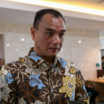 Bikin Macet Parah, Judistira Desak Penghentian Sementara Galian Utilitas January 26, 2026 6:15 pm Kegiatan utilitas bawah tanah di Ibukota DKI Jakarta masih berdampak kemacetan parah lalu lintas kendaraan. Demikian tegas Anggota Komisi D Judistira Hermawan, beberapa waktu lalu. Menurut dia, pengerjaan utilitas haus berhenti sementara. Menunggu penerbitan peraturan gubernur (Pergub) sebagai aturan turunan dari Peraturan Daerah (Perda) Jaringan Utilitas resmi diterbitkan. Saat ini, kemacetan mengepung Jakarta. Kondisi kemacetan semakin parah. Hal itu akibat proyek galian utilitas berada lokasi-lokasi strategis. Judistira menyoroti kemacetan yang terjadi di kawasan Radio Dalam–Pondok Indah Mall, Jakarta Selatan. Antrean panjang kendaraan terjadi sebagai dampak penggalian jalan. “Ini jadi masalah karena pekerjaan dilakukan parsial dan dampaknya luar biasa ke masyarakat,” tegas dia. DPRD DKI Jakarta telah mengesahkan Perda Jaringan Utilitas. Tujuannya, menata kota agar lebih indah, aman, dan tertib. Sekaligus melindungi keselamatan warga. Perda itu juga berguna untuk mengatur kabel-kabel udara ke bawah tanah. Meminimalisasi risiko kecelakaan. “Kita tahu sudah ada korban meninggal akibat kabel-kabel di atas,” tutur politisi Partai Golkar itu. Akan tetapi, lanjut Judistira, pengerjaan utilitas saat ini belum sejalan dengan semangat Perda. Pelaksanaannya masih secara terpisah-pisah. Penggalian hanya untuk pemasangan fiber optik. Bila utilitas lain belum ikut turun, berpotensi terjadi pembongkaran ulang di lokasi yang sama. “Ini bertentangan dengan semangat Perda. Kita ingin sekali bongkar, semua utilitas turun, semua dikenakan tarif, dan PAD bertambah,” tandas Judistira. Karena itu, Judistira meminta Dinas Bina Marga dan pihak terkait menahan sementara waktu pengerjaan utilitas hingga regulasi teknis berupa Pergub benar-benar siap. “Jangan sampai masyarakat dirugikan oleh kemacetan. Sementara tujuan besar Perda tidak tercapai,” kata dia. Selain aspek keselamatan dan estetika kota, penataan utilitas bawah tanah juga memiliki potensi besar dalam meningkatkan Pendapatan Asli Daerah (PAD). Jika terencana dan professional dalam pelaksanaannya. “Ini bukan sekadar bongkar kabel. Ini soal keselamatan warga, wajah kota, dan potensi PAD. Maka harus dijalankan sesuai aturan, bukan terburu-buru,” tukas Judistira. (red)