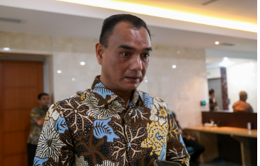 Bikin Macet Parah, Judistira Desak Penghentian Sementara Galian Utilitas January 26, 2026 6:15 pm Kegiatan utilitas bawah tanah di Ibukota DKI Jakarta masih berdampak kemacetan parah lalu lintas kendaraan. Demikian tegas Anggota Komisi D Judistira Hermawan, beberapa waktu lalu. Menurut dia, pengerjaan utilitas haus berhenti sementara. Menunggu penerbitan peraturan gubernur (Pergub) sebagai aturan turunan dari Peraturan Daerah (Perda) Jaringan Utilitas resmi diterbitkan. Saat ini, kemacetan mengepung Jakarta. Kondisi kemacetan semakin parah. Hal itu akibat proyek galian utilitas berada lokasi-lokasi strategis. Judistira menyoroti kemacetan yang terjadi di kawasan Radio Dalam–Pondok Indah Mall, Jakarta Selatan. Antrean panjang kendaraan terjadi sebagai dampak penggalian jalan. “Ini jadi masalah karena pekerjaan dilakukan parsial dan dampaknya luar biasa ke masyarakat,” tegas dia. DPRD DKI Jakarta telah mengesahkan Perda Jaringan Utilitas. Tujuannya, menata kota agar lebih indah, aman, dan tertib. Sekaligus melindungi keselamatan warga. Perda itu juga berguna untuk mengatur kabel-kabel udara ke bawah tanah. Meminimalisasi risiko kecelakaan. “Kita tahu sudah ada korban meninggal akibat kabel-kabel di atas,” tutur politisi Partai Golkar itu. Akan tetapi, lanjut Judistira, pengerjaan utilitas saat ini belum sejalan dengan semangat Perda. Pelaksanaannya masih secara terpisah-pisah. Penggalian hanya untuk pemasangan fiber optik. Bila utilitas lain belum ikut turun, berpotensi terjadi pembongkaran ulang di lokasi yang sama. “Ini bertentangan dengan semangat Perda. Kita ingin sekali bongkar, semua utilitas turun, semua dikenakan tarif, dan PAD bertambah,” tandas Judistira. Karena itu, Judistira meminta Dinas Bina Marga dan pihak terkait menahan sementara waktu pengerjaan utilitas hingga regulasi teknis berupa Pergub benar-benar siap. “Jangan sampai masyarakat dirugikan oleh kemacetan. Sementara tujuan besar Perda tidak tercapai,” kata dia. Selain aspek keselamatan dan estetika kota, penataan utilitas bawah tanah juga memiliki potensi besar dalam meningkatkan Pendapatan Asli Daerah (PAD). Jika terencana dan professional dalam pelaksanaannya. “Ini bukan sekadar bongkar kabel. Ini soal keselamatan warga, wajah kota, dan potensi PAD. Maka harus dijalankan sesuai aturan, bukan terburu-buru,” tukas Judistira. (red)