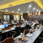 Evaluasi Retribusi Daerah Berlanjut January 28, 2026 5:08 pm Komisi C melanjutkan rapat bersama eksekutif dalam rangka pembahasan evaluasi retribusi daerah, di Gedung DPRD DKI Jakarta, Rabu (28/1). Sekretaris Komisi C Ismail memimpin rapat bersama Wakil Ketua Komisi C Tri Waluyo. Hadir di antaranya Anggota Komisi C Ahmad Ruslan. Evaluasi tersebut, kata Ismail, merupakan rapat lanjutan dinas dan unit pelaksana teknis (UPT) terkait pada Selasa 27 Januari 2026. “Seluruh paparan dipandu agar lebih efektif. Kita elaborasi,” ujar dia. Ismail juga mengapresiasi pencapaian target retribusi oleh masing-masing dinas. Hanya saja, retribusi parkir oleh Dinas Perhubungan masih terkendala regulasi. “Regulasinya kir yang telah dihapus karena bagian dari PKB (Pajak Kendaraan Bermotor),” ungkap dia. Hadir dalam rapat tersebut, jajaran Badan Pendapatan Daerah (Bapenda), Badan Pengelola Aset Daerah (BPAD), Dinas Pendidikan, Dinas Perhubungan, Dinas Pertamanan dan Hutan Kota (Distamhut), Dinas Tenaga Kerja dan Transmigrasi dsn Energi (Disnakertrans-E), serta Dinas Cipta Karya Tata Ruang dan Pertanahan (Citata). Kegiatan itu mengacu Surat Nomor 121/PH.11.05 yang ditandatangani Ketua DPRD DKI Jakarta Khoirudin. (apn/df)