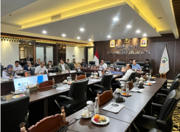 Evaluasi Retribusi Daerah Berlanjut January 28, 2026 5:08 pm Komisi C melanjutkan rapat bersama eksekutif dalam rangka pembahasan evaluasi retribusi daerah, di Gedung DPRD DKI Jakarta, Rabu (28/1). Sekretaris Komisi C Ismail memimpin rapat bersama Wakil Ketua Komisi C Tri Waluyo. Hadir di antaranya Anggota Komisi C Ahmad Ruslan. Evaluasi tersebut, kata Ismail, merupakan rapat lanjutan dinas dan unit pelaksana teknis (UPT) terkait pada Selasa 27 Januari 2026. “Seluruh paparan dipandu agar lebih efektif. Kita elaborasi,” ujar dia. Ismail juga mengapresiasi pencapaian target retribusi oleh masing-masing dinas. Hanya saja, retribusi parkir oleh Dinas Perhubungan masih terkendala regulasi. “Regulasinya kir yang telah dihapus karena bagian dari PKB (Pajak Kendaraan Bermotor),” ungkap dia. Hadir dalam rapat tersebut, jajaran Badan Pendapatan Daerah (Bapenda), Badan Pengelola Aset Daerah (BPAD), Dinas Pendidikan, Dinas Perhubungan, Dinas Pertamanan dan Hutan Kota (Distamhut), Dinas Tenaga Kerja dan Transmigrasi dsn Energi (Disnakertrans-E), serta Dinas Cipta Karya Tata Ruang dan Pertanahan (Citata). Kegiatan itu mengacu Surat Nomor 121/PH.11.05 yang ditandatangani Ketua DPRD DKI Jakarta Khoirudin. (apn/df)