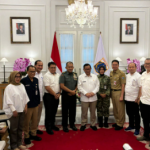 FORKI DKI Matangkan Target Medali PON 2028 January 27, 2026 3:08 pm Audiensi antara Federasi Olahraga Karate-Do Indonesia (FORKI) DKI Jakarta dan Gubernur DKI Jakarta Pramono Anung digelar di Balaikota DKI Jakarta, Selasa (27/1). Pertemuan tersebut membahas penguatan pembinaan atlet karate serta target prestasi pada Pekan Olahraga Nasional (PON) 2028. Ketua Umum FORKI DKI Jakarta Mayjen TNI Herianto Syahputra menyampaikan audiensi tersebut menjadi ajang silaturahmi sekaligus perkenalan pengurus baru FORKI DKI Jakarta kepada Gubernur DKI Jakarta. “Pertemuan dilakukan dalam rangka silaturahmi dan audiensi. Pengurus FORKI DKI Jakarta baru terpilih beberapa waktu lalu dan dijadwalkan dilantik pada 14 Februari di Balai Agung, Balaikota DKI Jakarta,” ujar Herianto. Ia menjelaskan FORKI DKI Jakarta memaparkan rencana kerja jangka menengah, termasuk persiapan menghadapi Pra-PON dan PON 2028 dengan target perolehan medali maksimal. “Pada PON sebelumnya, DKI Jakarta pernah menjadi juara umum. Arahan Gubernur jelas, prestasi perlu dipertahankan dan ditingkatkan melalui capaian medali yang lebih baik,” jelas dia. Senada dengan itu, Sekretaris DPRD Provinsi DKI Jakarta sekaligus Bendahara Umum FORKI DKI Jakarta Augustinus menyampaikan pengembangan karate juga diarahkan menyasar pegawai di lingkungan DPRD DKI Jakarta sebagai bagian dari sosialisasi olahraga bela diri. “Partisipasi ASN dan non-ASN di lingkungan Sekretariat DPRD maupun DPRD terus didorong untuk ikut menyosialisasikan olahraga karate,” terang Augustinus. “Target pada PON 2028, dari 17 nomor yang dipertandingkan, DKI Jakarta diharapkan mampu meraih medali sebanyak mungkin,” tambah dia. Sementara itu, Herianto juga menyoroti kebutuhan sarana dan prasarana latihan karate di DKI Jakarta. Dukungan fasilitas dinilai menjadi kunci pembinaan atlet secara berkelanjutan. “Harapannya tersedia satu gelanggang olahraga khusus karate dengan matras terpasang permanen sesuai standar, sehingga tidak perlu bongkar pasang dan peralatan tidak cepat rusak,” pungkas Herianto. Audiensi tersebut menegaskan komitmen Pemerintah Provinsi DKI Jakarta dan FORKI DKI Jakarta untuk memperkuat pembinaan atlet karate secara terencana dan berkelanjutan. (all/df)
