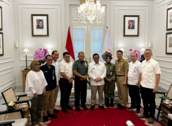 FORKI DKI Matangkan Target Medali PON 2028 January 27, 2026 3:08 pm Audiensi antara Federasi Olahraga Karate-Do Indonesia (FORKI) DKI Jakarta dan Gubernur DKI Jakarta Pramono Anung digelar di Balaikota DKI Jakarta, Selasa (27/1). Pertemuan tersebut membahas penguatan pembinaan atlet karate serta target prestasi pada Pekan Olahraga Nasional (PON) 2028. Ketua Umum FORKI DKI Jakarta Mayjen TNI Herianto Syahputra menyampaikan audiensi tersebut menjadi ajang silaturahmi sekaligus perkenalan pengurus baru FORKI DKI Jakarta kepada Gubernur DKI Jakarta. “Pertemuan dilakukan dalam rangka silaturahmi dan audiensi. Pengurus FORKI DKI Jakarta baru terpilih beberapa waktu lalu dan dijadwalkan dilantik pada 14 Februari di Balai Agung, Balaikota DKI Jakarta,” ujar Herianto. Ia menjelaskan FORKI DKI Jakarta memaparkan rencana kerja jangka menengah, termasuk persiapan menghadapi Pra-PON dan PON 2028 dengan target perolehan medali maksimal. “Pada PON sebelumnya, DKI Jakarta pernah menjadi juara umum. Arahan Gubernur jelas, prestasi perlu dipertahankan dan ditingkatkan melalui capaian medali yang lebih baik,” jelas dia. Senada dengan itu, Sekretaris DPRD Provinsi DKI Jakarta sekaligus Bendahara Umum FORKI DKI Jakarta Augustinus menyampaikan pengembangan karate juga diarahkan menyasar pegawai di lingkungan DPRD DKI Jakarta sebagai bagian dari sosialisasi olahraga bela diri. “Partisipasi ASN dan non-ASN di lingkungan Sekretariat DPRD maupun DPRD terus didorong untuk ikut menyosialisasikan olahraga karate,” terang Augustinus. “Target pada PON 2028, dari 17 nomor yang dipertandingkan, DKI Jakarta diharapkan mampu meraih medali sebanyak mungkin,” tambah dia. Sementara itu, Herianto juga menyoroti kebutuhan sarana dan prasarana latihan karate di DKI Jakarta. Dukungan fasilitas dinilai menjadi kunci pembinaan atlet secara berkelanjutan. “Harapannya tersedia satu gelanggang olahraga khusus karate dengan matras terpasang permanen sesuai standar, sehingga tidak perlu bongkar pasang dan peralatan tidak cepat rusak,” pungkas Herianto. Audiensi tersebut menegaskan komitmen Pemerintah Provinsi DKI Jakarta dan FORKI DKI Jakarta untuk memperkuat pembinaan atlet karate secara terencana dan berkelanjutan. (all/df)
