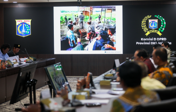 Ganti Rugi Lahan Ahli Waris Daam Bin Nasairin Belum Tuntas January 28, 2026 6:05 pm Komisi D DPRD DKI Jakarta memediasi permasalahan pembayaran ganti rugi lahan milik Almarhum Daam Bin Nasairin yang berlokasi di Jalan Jenderal Ahmad Yani dan Jalan Raya Pramuka, Cempaka Putih, Jakarta Pusat. Mediasi itu dalam audiensi bersama jajaran Pemerintah Provinsi (Pemprov) DKI Jakarta dan perwakilan ahli waris di Gedung DPRD DKI Jakarta, Rabu (28/1). Ketua Komisi D Yuke Yurike menjelaskan, pertemuan itu tindak lanjut dari pengaduan ahli waris. Sebelumnya, pihaknya telah meninjau lapangan. Termasuk pembahasan awal. Dalam kesempatan itu, pihak alih waris menyampaikan beberapa bukti baru. Di antaranya surat hukum tanah. “Pemprov juga menyampaikan ada juga hal yang baru, seperti sertifikat,” ujar Yuke. Langkah selanjutnya, kata dia, memperkuat dasar hukum dari kedua belah pihak. Sehingga penanganan ganti rugi lahan berlangsung objektif dan transparan. Ia menambahkan, pihak ahli waris dan Pemprov telah menyampaikan dokumen yang cukup jelas. Namun, perlu pendalaman lebih lanjut. “Yang mereka sampaikan itu sudah clear,” tandas politisi PDI Perjuangan itu. Terkait permintaan ahli waris agar keputusan dapat diambil dalam waktu 14 hari, tegas Yuke, keputusan final berada di tingkat lembaga yang lebih tinggi. Kendati demikian, Komisi D akan terus mendorong percepatan proses melalui penguatan administrasi dan dokumen hukum. Tak menutup kemungkinan, lanjut Yuke, Komisi D akan mengeluarkan rekomendasi. Bila terdapat kelemahan dari salah satu pihak. Sementara itu, Budiaaningsih selaku perwakilan ahli waris berharap, Pemprov segera merealisasikan pembayaran ganti rugi lahan. Sebab, Pemprov sudah lama menggunakan lahan tersebut untuk kepentingan publik. Ia juga menegaskan, dasar hukum dari ahli waris sudah kuat dan lengkap. Termasuk surat-surat lama yang menunjukkan rencana pembayaran oleh Pemprov DKI. “Memang sudah akan ada rencana bayar. Tapi entah kenapa itu tidak terjadi,” tukas Budianingsih. (yla/df)