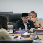 Hadapi Cuaca Ekstrem, Aziz Apresiasi Surat Edaran Disdik January 28, 2026 10:03 am Penerbitan Surat Edaran Dinas Pendidikan Jakarta Nomor 9/SE/2026 tentang pelaksanaan pembelajaran akibat cuaca ekstrem di satuan pendidikan mendapat apresiasi dari kalangan legislator. Kebijakan itu merupakan upaya preventif melindungi keselamatan siswa sekolah. Demikian ungkap Ketua Bapemperda DPRD DKI Jakarta Abdul Aziz, Selasa (27/1). Pembelajaran jarak jauh (PJJ), lanjut dia, meminimalkan risiko bagi siswa sekolah. Terutama siswa yang berdomisili atau bersekolah di lokasi rawan banjir. Ketua Bapemperda DPRD DKI Jakarta Abdul Aziz. (dok.DDJP) “Agar anak-anak kita tidak menjadi korban banjir,” ujar dia. Selain itu, Aziz mengimbau masyarakat meningkatkan kewaspadaan. Membatasi aktivitas di luar rumah selama potensi cuaca ekstrem. Kecuali, bila terdapat kepentingan mendesak. “Sehingga bisa lebih fokus menjaga dan mengawasi keluarganya,” ucap politisi PKS itu. Aziz juga mendorong Pemprov DKI fokus pada penanganan banjir dan menyiapkan langkah khusus mengantisipasi dampak sosial. Menurut dia, potensi perluasan wilayah terdampak banjir perlu antisipasi dengan kebijakan yang lebih komprehensif. Ia menambahkan, Pemprov DKI Jakarta perlu menyiapkan alokasi anggaran khusus penanganan dampak cuaca ekstrem. Dengan demikian, masyarakat terdampak memperoleh perlindungan dan pendampingan yang memadai. (red)