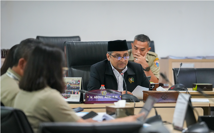 Hadapi Cuaca Ekstrem, Aziz Apresiasi Surat Edaran Disdik January 28, 2026 10:03 am Penerbitan Surat Edaran Dinas Pendidikan Jakarta Nomor 9/SE/2026 tentang pelaksanaan pembelajaran akibat cuaca ekstrem di satuan pendidikan mendapat apresiasi dari kalangan legislator. Kebijakan itu merupakan upaya preventif melindungi keselamatan siswa sekolah. Demikian ungkap Ketua Bapemperda DPRD DKI Jakarta Abdul Aziz, Selasa (27/1). Pembelajaran jarak jauh (PJJ), lanjut dia, meminimalkan risiko bagi siswa sekolah. Terutama siswa yang berdomisili atau bersekolah di lokasi rawan banjir. Ketua Bapemperda DPRD DKI Jakarta Abdul Aziz. (dok.DDJP) “Agar anak-anak kita tidak menjadi korban banjir,” ujar dia. Selain itu, Aziz mengimbau masyarakat meningkatkan kewaspadaan. Membatasi aktivitas di luar rumah selama potensi cuaca ekstrem. Kecuali, bila terdapat kepentingan mendesak. “Sehingga bisa lebih fokus menjaga dan mengawasi keluarganya,” ucap politisi PKS itu. Aziz juga mendorong Pemprov DKI fokus pada penanganan banjir dan menyiapkan langkah khusus mengantisipasi dampak sosial. Menurut dia, potensi perluasan wilayah terdampak banjir perlu antisipasi dengan kebijakan yang lebih komprehensif. Ia menambahkan, Pemprov DKI Jakarta perlu menyiapkan alokasi anggaran khusus penanganan dampak cuaca ekstrem. Dengan demikian, masyarakat terdampak memperoleh perlindungan dan pendampingan yang memadai. (red)