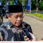 JPO JIS–Ancol Permudah Akses, Mendorong Perputaran Ekonomi January 25, 2026 6:03 pm Ketua DPRD DKI Jakarta Khoirudin menghadiri penandatanganan perjanjian kerja sama sekaligus peletakan batu pertama pembangunan ekstensi Jembatan Penyeberangan Orang (JPO) yang menghubungkan kawasan Jakarta International Stadium dengan Taman Impian Jaya Ancol, Minggu (25/1). Khoirudin menilai, pembangunan JPO itu menjawab kebutuhan aksesibilitas pejalan kaki yang selama ini menjadi persoalan. Terutama saat berlangsung kegiatan berskala besar di kawasan JIS. “Pembangunan JPO ini akan sangat membantu pengunjung stadion dan sudah lama ditunggu,” ujar Khoirudin. Ketua DPRD DKI Jakarta Khoirudin. (dok.DDJP) “Akses parkir dan akses menuju JIS ke depan akan jauh lebih mudah,” lanjut dia. Kehadiran JPO juga berpotensi meningkatkan intensitas kegiatan. Mendorong perputaran ekonomi di kawasan Jakarta Utara. “Event akan semakin banyak dan hal itu mendorong perputaran ekonomi serta meningkatkan Pendapatan Asli Daerah,” jelas Khoirudin. Sementara itu, Gubernur DKI Jakarta Pramono Anung mengatakan, pembangunan JPO JIS–Ancol merupakan hasil kolaborasi lintas sektor. Sebelumnya terkendala koordinasi. “Hambatan utamanya selama ini adalah ego sektoral, padahal di lapangan persoalannya tidak terlalu sulit,” terang Pramono. Pramono meyakini konektivitas JIS dan Ancol akan memperkuat posisi Jakarta Utara sebagai kawasan strategis dan ikon baru Jakarta. “Kawasan ini saya yakini akan menjadi salah satu ikon Jakarta, dan Ancol harus mendapatkan manfaat sebesar-besarnya,” tegas Pramono. Direktur Utama PT. Jakarta Propertindo (Perseroda) Iwan Takwin menuturkan, pembangunan JPO bukan sekadar proyek fisik. Melainkan bagian dari transformasi Jakarta menuju kota global yang inklusif dan berkelanjutan. “JIS dan Ancol adalah dua ikon besar Jakarta yang bertetangga, tetapi selama ini terpisah aksesnya. JPO ini dirancang untuk menjawab tantangan tersebut,” papar Iwan. Ia menjelaskan JPO memiliki total panjang akses 466 meter. Terdiri atas jembatan sepanjang 166 meter dan jalur pedestrian 300 meter. Menciptakan konektivitas kawasan yang aman dan terintegrasi. (all/df)