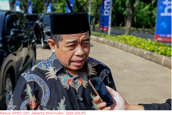 JPO JIS–Ancol Permudah Akses, Mendorong Perputaran Ekonomi January 25, 2026 6:03 pm Ketua DPRD DKI Jakarta Khoirudin menghadiri penandatanganan perjanjian kerja sama sekaligus peletakan batu pertama pembangunan ekstensi Jembatan Penyeberangan Orang (JPO) yang menghubungkan kawasan Jakarta International Stadium dengan Taman Impian Jaya Ancol, Minggu (25/1). Khoirudin menilai, pembangunan JPO itu menjawab kebutuhan aksesibilitas pejalan kaki yang selama ini menjadi persoalan. Terutama saat berlangsung kegiatan berskala besar di kawasan JIS. “Pembangunan JPO ini akan sangat membantu pengunjung stadion dan sudah lama ditunggu,” ujar Khoirudin. Ketua DPRD DKI Jakarta Khoirudin. (dok.DDJP) “Akses parkir dan akses menuju JIS ke depan akan jauh lebih mudah,” lanjut dia. Kehadiran JPO juga berpotensi meningkatkan intensitas kegiatan. Mendorong perputaran ekonomi di kawasan Jakarta Utara. “Event akan semakin banyak dan hal itu mendorong perputaran ekonomi serta meningkatkan Pendapatan Asli Daerah,” jelas Khoirudin. Sementara itu, Gubernur DKI Jakarta Pramono Anung mengatakan, pembangunan JPO JIS–Ancol merupakan hasil kolaborasi lintas sektor. Sebelumnya terkendala koordinasi. “Hambatan utamanya selama ini adalah ego sektoral, padahal di lapangan persoalannya tidak terlalu sulit,” terang Pramono. Pramono meyakini konektivitas JIS dan Ancol akan memperkuat posisi Jakarta Utara sebagai kawasan strategis dan ikon baru Jakarta. “Kawasan ini saya yakini akan menjadi salah satu ikon Jakarta, dan Ancol harus mendapatkan manfaat sebesar-besarnya,” tegas Pramono. Direktur Utama PT. Jakarta Propertindo (Perseroda) Iwan Takwin menuturkan, pembangunan JPO bukan sekadar proyek fisik. Melainkan bagian dari transformasi Jakarta menuju kota global yang inklusif dan berkelanjutan. “JIS dan Ancol adalah dua ikon besar Jakarta yang bertetangga, tetapi selama ini terpisah aksesnya. JPO ini dirancang untuk menjawab tantangan tersebut,” papar Iwan. Ia menjelaskan JPO memiliki total panjang akses 466 meter. Terdiri atas jembatan sepanjang 166 meter dan jalur pedestrian 300 meter. Menciptakan konektivitas kawasan yang aman dan terintegrasi. (all/df)