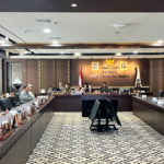 Komisi A Bahas Perlindungan Hukum dan Hak Tanah Warisan January 26, 2026 12:11 pm Komisi A DPRD DKI Jakarta menerima audiensi ahli waris Wahid Salim Abdat terkait permohonan perlindungan hukum dan penyelesaian hak tanah warisan Eigendom Verponding Nomor 2.098 seluas 7.025 m dan Eigendom Verponding Nomor 5.905 Luas 2.640 meter di JI. Mangga Dua Abdat, Kelurahan Mangga Dua Selatan, Kecamatan Sawah Besar, Jakarta Pusat. Ketua Komisi Inggard Joshua memimpin rapat didampingi Sekretaris Komisi A Mujiyono di Gedung DPRD DKI Jakarta, Senin (26/1). Inggard menyampaikan, pembebasan lahan perlu dilakukan secara resmi oleh perangkat negara. Salah satunya dilakukan Badan Pertanahan Nasional (BPN) Karena itu, tegas Inggard, keterbukaan informasi dari BPN terkait kepemilikan tanah milik ahli waris Wahid Salim Abdat sangat penting. “Saya menunggu surat rekomendasi dari BPN kepada Komisi A. Kemudian akan kita informasikan kepada ahli waris,” ujar Inggard. Hadir dalam pertemuan itu, Anggota Komisi A Mohammad Ongen Sangaji, Nasdiyanto, Heri Kustanto, Riano P. Ahmad, Nuchbatillah, dan Zahrina Nurbaiti. Sedangkan dari eksekutif, hadir Badan Pengelola Aset Daerah (BPAD), Biro Hukum Setda DKI Jakarta, dan Badan Pertanahan Nasional (BPN). Audiensi itu mengacu pada Surat Nomor 111/HM.03.02 yang ditandatangani Ketua DPRD DKI Jakarta Khoirudin. (apn/df)