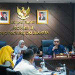 Komisi B Dalami Kinerja PT Delta Djakarta January 27, 2026 1:02 pm Komisi B DPRD DKI Jakarta menggelar rapat kerja bersama PT Delta Jakarta Tbk di Ruang Rapat Komisi B DPRD DKI Djakarta, Selasa (27/1). Rapat tersebut membahas kinerja perusahaan, khususnya tata kelola, laporan keuangan, serta kontribusi terhadap pendapatan daerah. Ketua Komisi B DPRD DKI Jakarta Nova Harivan Paloh menyampaikan selama itu DPRD belum pernah memperoleh pemaparan kinerja PT Delta Djakarta secara langsung. Baik dalam pembahasan Anggaran Pendapatan dan Belanja Daerah (APBD) murni maupun APBD Perubahan. “Rapat kerja ini menjadi yang pertama bagi PT Delta Djakarta bersama Komisi B. Selama pembahasan APBD murni dan APBD Perubahan, kami belum pernah menerima pemaparan bersama terkait Rencana Kerja dan Anggaran serta kinerja perusahaan,” ujar Nova. Nova menegaskan rapat kerja tersebut menjadi penting agar DPRD memperoleh gambaran utuh mengenai kondisi perusahaan, termasuk kinerja keuangan dan kontribusinya kepada Pemerintah Provinsi DKI Jakarta. “Pembahasan dilakukan untuk melihat laporan kinerja yang telah dijalankan, termasuk dividen yang telah disetorkan kepada Pemprov DKI Jakarta,” tambah dia. Nova menambahkan Pemprov DKI Jakarta sebagai pemegang saham sejak 1964 memiliki kepentingan memastikan kinerja perusahaan terus meningkat, terutama dalam optimalisasi kontribusi terhadap pendapatan daerah. “Dengan kepemilikan saham sekitar 26 persen, hal itu menjadi bahan evaluasi bagaimana peningkatan dividen ke depan dapat terus didorong,” tutur Nova. Sementara itu, Sales Director PT Delta Djakarta Ronny Titiheruw menyampaikan penurunan dividen yang diterima Pemprov DKI Jakarta berkaitan dengan kinerja penjualan pada tahun sebelumnya yang tertekan oleh sejumlah faktor ekonomi. “Dividen sebesar Rp36 miliar diberikan berdasarkan kinerja penjualan tahun 2024 yang tertekan akibat kenaikan harga bahan bakar minyak, inflasi, serta penyesuaian cukai,” papar Ronny. Menanggapi rapat tersebut, Kepala BP BUMD DKI Jakarta Syaefuloh Hidayat menilai kehadiran PT Delta Djakarta dalam rapat Komisi B menjadi langkah awal yang positif untuk memperkuat koordinasi dan pengawasan. “Kehadiran ini menjadi awal yang baik agar ke depan PT Delta dapat hadir secara rutin dalam rapat DPRD, sehingga evaluasi kinerja dan penguatan kontribusi perusahaan dapat berjalan lebih optimal,” terang Syaefuloh. (all/df)