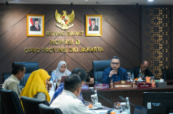 Komisi B Dalami Kinerja PT Delta Djakarta January 27, 2026 1:02 pm Komisi B DPRD DKI Jakarta menggelar rapat kerja bersama PT Delta Jakarta Tbk di Ruang Rapat Komisi B DPRD DKI Djakarta, Selasa (27/1). Rapat tersebut membahas kinerja perusahaan, khususnya tata kelola, laporan keuangan, serta kontribusi terhadap pendapatan daerah. Ketua Komisi B DPRD DKI Jakarta Nova Harivan Paloh menyampaikan selama itu DPRD belum pernah memperoleh pemaparan kinerja PT Delta Djakarta secara langsung. Baik dalam pembahasan Anggaran Pendapatan dan Belanja Daerah (APBD) murni maupun APBD Perubahan. “Rapat kerja ini menjadi yang pertama bagi PT Delta Djakarta bersama Komisi B. Selama pembahasan APBD murni dan APBD Perubahan, kami belum pernah menerima pemaparan bersama terkait Rencana Kerja dan Anggaran serta kinerja perusahaan,” ujar Nova. Nova menegaskan rapat kerja tersebut menjadi penting agar DPRD memperoleh gambaran utuh mengenai kondisi perusahaan, termasuk kinerja keuangan dan kontribusinya kepada Pemerintah Provinsi DKI Jakarta. “Pembahasan dilakukan untuk melihat laporan kinerja yang telah dijalankan, termasuk dividen yang telah disetorkan kepada Pemprov DKI Jakarta,” tambah dia. Nova menambahkan Pemprov DKI Jakarta sebagai pemegang saham sejak 1964 memiliki kepentingan memastikan kinerja perusahaan terus meningkat, terutama dalam optimalisasi kontribusi terhadap pendapatan daerah. “Dengan kepemilikan saham sekitar 26 persen, hal itu menjadi bahan evaluasi bagaimana peningkatan dividen ke depan dapat terus didorong,” tutur Nova. Sementara itu, Sales Director PT Delta Djakarta Ronny Titiheruw menyampaikan penurunan dividen yang diterima Pemprov DKI Jakarta berkaitan dengan kinerja penjualan pada tahun sebelumnya yang tertekan oleh sejumlah faktor ekonomi. “Dividen sebesar Rp36 miliar diberikan berdasarkan kinerja penjualan tahun 2024 yang tertekan akibat kenaikan harga bahan bakar minyak, inflasi, serta penyesuaian cukai,” papar Ronny. Menanggapi rapat tersebut, Kepala BP BUMD DKI Jakarta Syaefuloh Hidayat menilai kehadiran PT Delta Djakarta dalam rapat Komisi B menjadi langkah awal yang positif untuk memperkuat koordinasi dan pengawasan. “Kehadiran ini menjadi awal yang baik agar ke depan PT Delta dapat hadir secara rutin dalam rapat DPRD, sehingga evaluasi kinerja dan penguatan kontribusi perusahaan dapat berjalan lebih optimal,” terang Syaefuloh. (all/df)