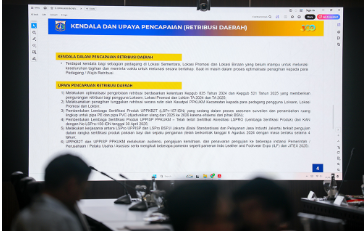 Komisi C Dorong 14 OPD Pemungut Retribusi Berinovasi January 27, 2026 9:02 pm Komisi C DPRD DKI Jakarta mendorong 14 Organisasi Perangkat Daerah (OPD) melakukan inovasi dalam sistem dan strategi pemungutan retribusi. Dorongan ini disampaikan Sekretaris Komisi C DPRD DKI Jakarta Ismail dalam rapat evaluasi kinerja guna mengoptimalisasi potensi pendapatan daerah tahun 2026. Dalam kesempatan itu, ia juga mengapresiasi capaian kinerja OPD yang secara umum telah memenuhi target. “Secara target Alhamdulillah, ini rapornya biru,” ujar Ismail, Selasa (27/1). Meski demikian, ia tetap meminta seluruh OPD tidak langsung puas atas capaian tersebut, harus diikuti dengan langkah inovatif. Menurutnya, inovasi diperlukan agar pemungutan retribusi dapat berjalan lebih progresif. “Terutama yang punya kewenangan memungut retribusi untuk melakukan eksplorasi terkait peluang-peluang yang ada,” tutur Ismail. Ia juga menyoroti perbedaan karakter OPD yang memerlukan pendekatan berbeda pula. Sehingga menuntut inovasi dan strategi pendampingan yang tepat. “Tentu ini dibutuhkan kejelian treatment-nya pasti beda, jangan sampai terjebak sekedar rutinitas, business as usual,” kata Ismail. Di kesempatan yang sama, Wakil Kepala Badan Pendapatan Daerah (Bapenda) DKI Jakarta Elvarinsa menjelaskan dari 14 OPD, hanya dua yang belum mencapai target 100 persen. “Dinas Pertamanan dan Hutan Kota capaian sampai 31 Desember 2025 95,31 persen, Dinas Lingkungan Hidup 99,01 persen,” pungkas Elva. Sementara 12 lainnya telah melampaui target. Masing-masing yakni Dinas Bina Marga 132,13 persen, Dinas Ketahanan Pangan Kelautan dan Pertanian 104,66 persen, serta Dinas Perindustrian Perdagangan Koperasi Usaha Kecil dan Menengah 110,64 persen. Selanjutnya Dinas Penanaman Modal dan Pelayanan Terpadu Satu Pintu 112,67 persen, Dinas Komunikasi dan Informatika 285,07 persen, serta Dinas Pariwisata dan Ekonomi Kreatif 127,34 persen. Lalu Dinas Kebudayaan 145,62 persen, Dinas Penanggulangan Kebakaran dan Penyelamatan 109,51 persen, serta Dinas Pemuda dan Olahraga 113,55 persen. Terakhir Dinas Kesehatan 117,62 persen, Dinas Perumahan Rakyat dan Kawasan Pemukiman 141 persen, serta Dinas Sumber Daya Air 117,51 persen. (gie/df)