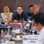 Komisi C Evaluasi Kinerja Pemungut Retribusi Daerah January 27, 2026 6:11 pm Komisi C DPRD DKI Jakarta menggelar rapat evaluasi kinerja Organisasi Perangkat Daerah (OPD) pemungut retribusi daerah berdasarkan surat undangan nomor 122/UD.08.00. Sekretaris Komisi C DPRD DKI Jakarta Ismail mengatakan, evaluasi tersebut merupakan bagian dari tugas pokok dan fungsi Komisi C dalam mengawal pendapatan daerah setelah proses penganggaran selesai. “Ini adalah salah satu tupoksi utama dari Komisi C,” ujar Ismail, Selasa (27/1). Ia menjelaskan, monitoring dan evaluasi dilakukan secara terukur dan terstruktur guna memastikan target penerimaan retribusi dapat tercapai dan terpantau implementasinya. “Kita ingin melakukan monev yang terukur dan terstruktur,” kata Ismail. Rapat evaluasi ini diharapkan mampu memberikan gambaran capaian retribusi daerah dari seluruh institusi pengampu, sekaligus mengidentifikasi kendala yang dihadapi setiap tahun. “Kita harapkan bisa mendapatkannya satu proyeksi gambaran sejauh mana upaya untuk mencapaian retribusi,” pungkas Ismail. (gie/df)