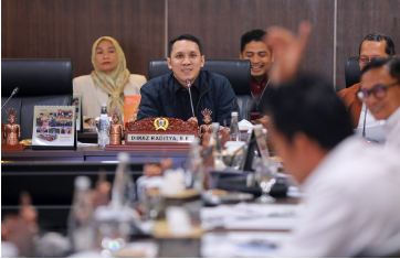 Komisi C Evaluasi Kinerja Pemungut Retribusi Daerah January 27, 2026 6:11 pm Komisi C DPRD DKI Jakarta menggelar rapat evaluasi kinerja Organisasi Perangkat Daerah (OPD) pemungut retribusi daerah berdasarkan surat undangan nomor 122/UD.08.00. Sekretaris Komisi C DPRD DKI Jakarta Ismail mengatakan, evaluasi tersebut merupakan bagian dari tugas pokok dan fungsi Komisi C dalam mengawal pendapatan daerah setelah proses penganggaran selesai. “Ini adalah salah satu tupoksi utama dari Komisi C,” ujar Ismail, Selasa (27/1). Ia menjelaskan, monitoring dan evaluasi dilakukan secara terukur dan terstruktur guna memastikan target penerimaan retribusi dapat tercapai dan terpantau implementasinya. “Kita ingin melakukan monev yang terukur dan terstruktur,” kata Ismail. Rapat evaluasi ini diharapkan mampu memberikan gambaran capaian retribusi daerah dari seluruh institusi pengampu, sekaligus mengidentifikasi kendala yang dihadapi setiap tahun. “Kita harapkan bisa mendapatkannya satu proyeksi gambaran sejauh mana upaya untuk mencapaian retribusi,” pungkas Ismail. (gie/df)