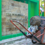 Komisi D Masih Banyak Terima Pengaduan Masyarakat soal Penanganan Sampah January 26, 2026 4:03 pm Ketua Komisi D DPRD DKI Jakarta Yuke Yurike menegaskan, persoalan sampah masih menjadi perhatian utama dalam pembahasan monitoring dan evaluasi (Monev) hasil reses anggota dewan yang tertuang dalam APBD 2025 dan rencana realisasi program kegiatan pada APBD 2026. Menurut dia, persoalan sampah tidak bisa lepas dari berbagai permasalahan lingkungan. “Ya sebetulnya sih, terkait sampah ini kan memang concern kita ya,” ujar dia, beberapa waktu lalu. Ketua Komisi D DPRD DKI Jakarta Yuke Yurike. (dok.DDJP) Ia mengungkapkan, pengaduan masyarakat terkait pengelolaan sampah masih cukup tinggi. “Besarnya harapan kita, benahin masalah sampah. Baik itu dari hulu, dari tengah, dari hilir,” kata Yuke. Hingga kini, masih terbatas sarana dan prasarana penanganan sampah di tingkat paling bawah, seperti RT dan RW. Seperti pemenuhan gerobak sampah. Selain itu, Komisi D juga mencermati peran bank sampah. Yaitu, sejauh mana efektivitas bank sampah dalam mengurangi volume sampah, serta meningkatkan kesadaran masyarakat. Data yang terukur dari Dinas Lingkungan Hidup (DLH), lanjut Yuke, menjadi kunci penting dalam evaluasi kebijakan. Sehingga, DPRD dapat menentukan langkah lanjutan. Termasuk dukungan program maupun insentif. “mengevaluasi seefektif apa,” tandas Yuke. Apresiasi terhadap komunitas atau bank sampah yang progresif mengurangi sampah bisa terwujud dalam kebijakan anggaran berbasis data. Dengan begitu, evaluasi dan perencanaan ke depan lebih tepat sasaran. Edukasi kepada masyarakat sejak dini dan berkelanjutan terkait pengelolaan sampah juga sangat penting. Masyarakat dapat memahami pentingnya memilah, mendaur ulang, dan mengurangi sampah dari sumbernya. “Biar mereka tahu pada saat memproduksi sampah, apakah bisa di-recycle, digunakan kembali, atau bagaimana. Itu kan penting juga,” tukas dia. (yla/df)