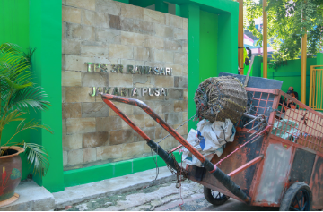 Komisi D Masih Banyak Terima Pengaduan Masyarakat soal Penanganan Sampah January 26, 2026 4:03 pm Ketua Komisi D DPRD DKI Jakarta Yuke Yurike menegaskan, persoalan sampah masih menjadi perhatian utama dalam pembahasan monitoring dan evaluasi (Monev) hasil reses anggota dewan yang tertuang dalam APBD 2025 dan rencana realisasi program kegiatan pada APBD 2026. Menurut dia, persoalan sampah tidak bisa lepas dari berbagai permasalahan lingkungan. “Ya sebetulnya sih, terkait sampah ini kan memang concern kita ya,” ujar dia, beberapa waktu lalu. Ketua Komisi D DPRD DKI Jakarta Yuke Yurike. (dok.DDJP) Ia mengungkapkan, pengaduan masyarakat terkait pengelolaan sampah masih cukup tinggi. “Besarnya harapan kita, benahin masalah sampah. Baik itu dari hulu, dari tengah, dari hilir,” kata Yuke. Hingga kini, masih terbatas sarana dan prasarana penanganan sampah di tingkat paling bawah, seperti RT dan RW. Seperti pemenuhan gerobak sampah. Selain itu, Komisi D juga mencermati peran bank sampah. Yaitu, sejauh mana efektivitas bank sampah dalam mengurangi volume sampah, serta meningkatkan kesadaran masyarakat. Data yang terukur dari Dinas Lingkungan Hidup (DLH), lanjut Yuke, menjadi kunci penting dalam evaluasi kebijakan. Sehingga, DPRD dapat menentukan langkah lanjutan. Termasuk dukungan program maupun insentif. “mengevaluasi seefektif apa,” tandas Yuke. Apresiasi terhadap komunitas atau bank sampah yang progresif mengurangi sampah bisa terwujud dalam kebijakan anggaran berbasis data. Dengan begitu, evaluasi dan perencanaan ke depan lebih tepat sasaran. Edukasi kepada masyarakat sejak dini dan berkelanjutan terkait pengelolaan sampah juga sangat penting. Masyarakat dapat memahami pentingnya memilah, mendaur ulang, dan mengurangi sampah dari sumbernya. “Biar mereka tahu pada saat memproduksi sampah, apakah bisa di-recycle, digunakan kembali, atau bagaimana. Itu kan penting juga,” tukas dia. (yla/df)