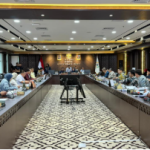 Komisi D Lanjutkan Pembahasan Ganti Rugi Lahan Warga January 28, 2026 3:02 pm Komisi D kembali menindaklanjuti pembahasan terkait pembayaran ganti rugi lahan milik Alm. Daam Bin Nasairin di Jl. Jend. Ahmad Yani dan JI. Raya Pramuka Cempaka Putih Jakarta Pusat, di Gedung DPRD DKI Jakarta, Rabu (28/1). Hadir dalam audiensi itu, jajaran Pemprov DKI dan para perwakilan ahli waris Alm. Daam Bin Nasairin. Ketua Komisi D Yuke Yurike memimpin rapat bersama Wakil Ketua Komisi D Muhammad Idris. Hadir Anggota Komisi D Judistira Hermawan, Sardy Wahab Sadri, dan M. Fu’adi Luthfi. Yuke mengatakan, pertemuan itu untuk ketiga kalinya untuk membahas persoalan ganti rugi lahan. “Hari ini, jika memang ada yang perlu disampaikan dari ahli waris, ada konsultan kuasa hukum yang terkait data-data perdata yang bisa dijelaskan,” ujar Yuke. Ia mengatakan, Komisi D ingin mendengar penjelasan dari Badan Pertanahan Nasional (BPN) maupun Pemprov DKI. Sehingga bisa menelaah masalah secara menyeluruh. Melalui audiensi, harap Yuke, menjadi langkah konkret dalam menemukan kejelasan dan penyelesaian atas permasalahan ganti rugi lahan. Pihak eksekutif yang hadir antara lain, Biro Hukum, Sekretaris Kota (Sekko) Administrasi Jakarta Pusat, Kanwil BPN DKI Jakarta, BPAD, Dinas Bina Marga, Dinas Pertamanan dan Hutan Kota, serta jajaran Dinas Cipta Karya Tata Ruang dan Pertanahan. (yla/df)