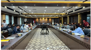 Komisi D Lanjutkan Pembahasan Ganti Rugi Lahan Warga January 28, 2026 3:02 pm Komisi D kembali menindaklanjuti pembahasan terkait pembayaran ganti rugi lahan milik Alm. Daam Bin Nasairin di Jl. Jend. Ahmad Yani dan JI. Raya Pramuka Cempaka Putih Jakarta Pusat, di Gedung DPRD DKI Jakarta, Rabu (28/1). Hadir dalam audiensi itu, jajaran Pemprov DKI dan para perwakilan ahli waris Alm. Daam Bin Nasairin. Ketua Komisi D Yuke Yurike memimpin rapat bersama Wakil Ketua Komisi D Muhammad Idris. Hadir Anggota Komisi D Judistira Hermawan, Sardy Wahab Sadri, dan M. Fu’adi Luthfi. Yuke mengatakan, pertemuan itu untuk ketiga kalinya untuk membahas persoalan ganti rugi lahan. “Hari ini, jika memang ada yang perlu disampaikan dari ahli waris, ada konsultan kuasa hukum yang terkait data-data perdata yang bisa dijelaskan,” ujar Yuke. Ia mengatakan, Komisi D ingin mendengar penjelasan dari Badan Pertanahan Nasional (BPN) maupun Pemprov DKI. Sehingga bisa menelaah masalah secara menyeluruh. Melalui audiensi, harap Yuke, menjadi langkah konkret dalam menemukan kejelasan dan penyelesaian atas permasalahan ganti rugi lahan. Pihak eksekutif yang hadir antara lain, Biro Hukum, Sekretaris Kota (Sekko) Administrasi Jakarta Pusat, Kanwil BPN DKI Jakarta, BPAD, Dinas Bina Marga, Dinas Pertamanan dan Hutan Kota, serta jajaran Dinas Cipta Karya Tata Ruang dan Pertanahan. (yla/df)