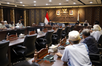 Komisi E Kawal Penyelesaian Aset Masjid At-Taqwa January 27, 2026 8:05 pm Komisi E DPRD DKI Jakarta mendorong Badan Pengelolaan Aset Daerah (BPAD) DKI Jakarta dan Jakarta Asset Management Center (JAMC) untuk segera menggelar rapat lanjutan bersama Yayasan Masjid At-Taqwa Tugu Permai guna menindaklanjuti kejelasan penggunaan lahan Masjid At-Taqwa. Dorongan tersebut disampaikan usai menerima audiensi Yayasan Masjid At-Taqwa Tugu Permai yang digelar di Gedung DPRD DKI Jakarta, Selasa (27/1). M. Subki menegaskan, rapat lanjutan diperlukan agar persoalan pemanfaatan lahan milik Pemerintah Provinsi (Pemprov) DKI Jakarta dapat segera diselesaikan secara jelas dan berkeadilan, terutama karena lahan tersebut digunakan untuk kepentingan rumah ibadah dan kegiatan sosial masyarakat. “Teman-teman dari pengurus masjid itu minta kejelasan tentang penggunaan lahan untuk masjid dan kegiatan-kegiatan yang terkait ibadah di masjid itu,” kata dia. Ia menyampaikan, pada prinsipnya Pemprov DKI Jakarta tidak akan memungut biaya sewa apabila lahan tersebut digunakan murni untuk rumah ibadah dan kegiatan sosial. Namun, jika terdapat pemanfaatan lain di luar fungsi ibadah, maka pengaturannya perlu dibahas dan dihitung sesuai ketentuan yang berlaku. Komisi E DPRD DKI Jakarta menegaskan komitmennya untuk mengawal proses koordinasi antara BPAD, JAMC, Dinas Sosial, dan Yayasan Masjid At-Taqwa agar pengelolaan aset daerah untuk rumah ibadah dapat berjalan sesuai aturan sekaligus memberikan manfaat maksimal bagi masyarakat. “Kalau memang ternyata digunakan semata-mata untuk ibadah, tentu Pemprov tidak akan memungut biaya sewa,” kata Subki. Pada kesempatan yang sama, Kepala Subbidang Pemantauan Suku Badan Pengelolaan Aset Jakarta Utara Anna Maria menjelaskan berdasarkan Peraturan Menteri Dalam Negeri Nomor 19 Tahun 2016 dan perubahannya Nomor 7 Tahun 2024, rumah ibadah tidak dikenakan biaya pemanfaatan aset sepanjang tidak ada aktivitas berbayar. “Sepanjang rumah ibadah itu tidak menarik uang ya tidak ada pemanfaatan lain selain buat rumah ibadah. Artinya tidak ada kegiatan yang berbayar,” kata Maria. Sementara itu, perwakilan Yayasan Masjid At-Taqwa Tugu Permai Imam Almargoni menyampaikan hingga saat ini pihak yayasan belum menerima dokumen fisik terkait perjanjian pinjam-meminjam lahan yang sebelumnya disepakati dengan Pemprov DKI Jakarta. Kondisi tersebut, lanjut Imam, berdampak pada terhambatnya pengajuan hibah serta berbagai permohonan bantuan untuk mendukung operasional dan kegiatan sosial masjid. Oleh sebab itu, pihak yayasan berharap rapat lanjutan dapat segera dilaksanakan agar status lahan memiliki kepastian hukum. “Kami disini memohon kepada pimpinan baik dari Komisi E maupun BPAD, Dinas Sosial dan lain sebagainya, agar yang pertama lahan yayasan masjid Yayasan Masjid At-Taqwa kami kelola ini minimal tidak ada lagi biaya sewa-menyewa lagi,” kata dia. (yla/df)