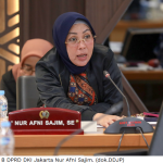 Kondisi Pangan Jelang Ramadan, Komisi B bakal Sidak Pasar January 30, 2026 10:05 am Stok pangan di Jakarta jelang Ramadan hingga Idufitri dalam kondisi aman. Demikian ungkap Anggota Komisi B DPRD DKI Jakarta Nur Afni Sajim, Kamis (29/1). Kepastian kondisi tersebut, kata Nur Afni, usai rapat jajaran BUMD dengan Komisi B terkai pasokan kebutuhan pokok masyarakat masih terjaga. Pasalnya, BUMD bidang pangan seperti Pasar Jaya dan Food Station telah menjalin kerja sama dengan pihak dari Jawa Timur, Jawa Tengah, dan Lampung. Anggota Komisi B DPRD DKI Jakarta Nur Afni Sajim. (dok.DDJP) “Hal ini karena BUMD bekerja sama dengan pihak ketiga,” ujar Afni. Terkait komoditas daging, Afni menegaskan, Perumda Dharma Jaya telah menandatangani kontrak kerja sama dengan pihak di Australia. Kerja sama itu untuk memastikan pasokan daging tetap stabil jelang Ramadan dan Idulfitri. Menanggapi potensi kenaikan harga pangan secara nasional, menurut Afni, kondisi Jakarta masih terkendali. Politisi Partai Demokrat itu juga berharap BUMD bidang pangan terus meningkatkan inovasi. Khususnya olahan ikan. Dengan begitu, minat konsumsi masyarakat terhadap produk ikan terus meningkat. Terutama di kalangan anak-anak. Untuk memastikan situasi dan kondisi pangan jelang Ramadan, tambah Afni, Komisi B akan inspeksi mendadak (Sidak) ke sejumlah pasar. (red)