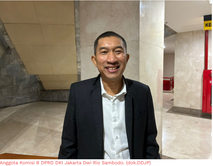 Konsep ATM SPKLU, Tepat Mendukung Transisi Kendaraan Listrik January 26, 2026 5:56 pm Jumlah kendaraan listrik di Jakarta terus meningkat. Karena itu, perlu percepatan penyediaan Stasiun Pengisian Kendaraan Listrik Umum (SPKLU). Kesiapan infrastruktur dinilai menjadi faktor kunci agar transisi menuju kendaraan listrik dapat berjalan optimal. Demikian ungkap Anggota Komisi B DPRD DKI Jakarta Dwi Rio Sambodo di Gedung DPRD DKI Jakarta, Senin (26/1). Anggota Komisi B DPRD DKI Jakarta Dwi Rio Sambodo. (dok.DDJP) Rio menyampaikan, kebijakan afirmatif terhadap kendaraan listrik perlu berimbang dengan dukungan infrastruktur yang memadai. Insentif berupa keringanan pajak dan kemudahan regulasi, juga berbarengan dengan ketersediaan SPKLU yang mudah diakses masyarakat. “Instrumen pendukungnya juga harus disiapkan, salah satunya SPKLU,” terang Rio. Ke depan, lanjut Rio, idealnya masyarakat bisa mengakses SPKLU semudah mesin ATM. Meski pengembangannya bertahap, konsep itu menjadi arah pembangunan infrastruktur kendaraan listrik. Rio menambahkan, pemetaan merupakan awal dari pengembangan SPKLU. Penentuan lokasi harus berbasis data. Baik dari sisi kebutuhan pengguna maupun kelayakan tempat. Terkait wacana pembentukan Badan Usaha Milik Daerah (BUMD) khusus untuk pengelolaan SPKLU, tambah Rio, langkah itu perlu kajian dan riset lapangan yang komprehensif. “Jika kebutuhannya ada dan terukur, langkah itu dapat dipertimbangkan,” pungkas Rio. (all/df)