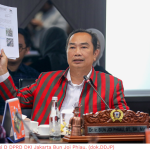 Metode Tambal Sulam Jalan Rusak Dinilai Tidak Efektif January 27, 2026 10:39 am Jalan berlubang tak hanya merusak estetika kota, namun menyangkut keselamatan warga. Khususnya para pengendara sepeda motor. Demikian tegas Anggota Komisi D DPRD DKI Jakarta Bun Joi Phiau. Menurut dia, masalah jalan berlubang pascahujan atau banjir di Jakarta selalu mendapat sorotan tajam. “Secepat mungkin perbaikannya,” ujar Bun Joi, Senin (26/1). Anggota Komisi D DPRD DKI Jakarta Bun Joi Phiau. (dok.DDJP) Perbaikan jalan yang berlubang, kata dia, tidak harus menunggu laporan dari masyarakat. Dinas BIna Marga harus proaktif. “Harus ada patroli rutin untuk memetakan titik-titik lubang baru setelah hujan,” tandas Bun. Ia mengatakan, pengendara sepeda motor sering tidak menyadari keberadaan jalan berlubang. Kondisi demikian menjadi penyebab kecelakaan fatal. “Lubang kecil yang tergenang air itu sangat berbahaya,” ucap Bun. Perbaikan jalan, kata politisi PSI itu, tak bisa hanya mengandalkan metode tambal sulam. “Pembangunan ulang, seperti overlay atau betonisasi,” tegas dia. Sebab, tambal sulam sering kali tidak bertahan lama. Kembali rusak saat hujan atau banjir. Pengeluaran anggaran pun menjadi tidak efektif. “Ini terkesan anggaran terbuang sia-sia,” ucap Bun. Ia juga berharap, Pemprov DKI Jakarta bisa lebih siaga satu dalam pemeliharaan jalan. Menggunakan anggaran secara efektif untuk perbaikan permanen. Memastikan koordinasi antardinas berjalan optimal. (red)