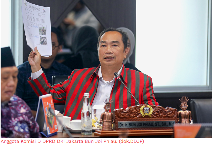 Metode Tambal Sulam Jalan Rusak Dinilai Tidak Efektif January 27, 2026 10:39 am Jalan berlubang tak hanya merusak estetika kota, namun menyangkut keselamatan warga. Khususnya para pengendara sepeda motor. Demikian tegas Anggota Komisi D DPRD DKI Jakarta Bun Joi Phiau. Menurut dia, masalah jalan berlubang pascahujan atau banjir di Jakarta selalu mendapat sorotan tajam. “Secepat mungkin perbaikannya,” ujar Bun Joi, Senin (26/1). Anggota Komisi D DPRD DKI Jakarta Bun Joi Phiau. (dok.DDJP) Perbaikan jalan yang berlubang, kata dia, tidak harus menunggu laporan dari masyarakat. Dinas BIna Marga harus proaktif. “Harus ada patroli rutin untuk memetakan titik-titik lubang baru setelah hujan,” tandas Bun. Ia mengatakan, pengendara sepeda motor sering tidak menyadari keberadaan jalan berlubang. Kondisi demikian menjadi penyebab kecelakaan fatal. “Lubang kecil yang tergenang air itu sangat berbahaya,” ucap Bun. Perbaikan jalan, kata politisi PSI itu, tak bisa hanya mengandalkan metode tambal sulam. “Pembangunan ulang, seperti overlay atau betonisasi,” tegas dia. Sebab, tambal sulam sering kali tidak bertahan lama. Kembali rusak saat hujan atau banjir. Pengeluaran anggaran pun menjadi tidak efektif. “Ini terkesan anggaran terbuang sia-sia,” ucap Bun. Ia juga berharap, Pemprov DKI Jakarta bisa lebih siaga satu dalam pemeliharaan jalan. Menggunakan anggaran secara efektif untuk perbaikan permanen. Memastikan koordinasi antardinas berjalan optimal. (red)