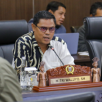 Parkir Liar Penyebab Kebocoran PAD January 28, 2026 8:53 pm Komisi C DPRD DKI Jakarta menyoroti marak praktik parkir liar yang berdampak pada optimalisasi Pendapatan Asli Daerah (PAD). Demikian pernyataan Wakil Ketua Komisi C Tri Waluyo usai rapat evaluasi retribusi daerah dengan Unit Pengelola (UP) Parkir, Rabu (28/1). Parkir liar, lanjut Tri, menjadi salah satu penyebab pendapatan UP Parkir yang disetorkan kepada Pemprov DKI relatif rendah. Karena itu, perlu langkah proaktif menangani parkir liar di seluruh wilayah Ibukota DKI Jakarta. “Parkir liar menjadi kendala dalam meningkatkan pendapatan sektor parkir,” ujar Tri. Menurut dia, perlu evaluasi menyeluruh terkait sistem pengawasan di lapangan. Termasuk evaluasi struktural karena terdapat dugaan pembiaran terhadap parkir liar. “Ini terjadi karena kurang pengawasan, atau justru ada pembiaran dengan tanda petik adanya pihak yang membekingi,” tandas Tri. Selain itu, tegas Tri, UP Parkir harus komitmen memperketat pengawasan di masing masing wilayah. Komisi C juga akan mengawasi secara ekstra. Termasuk memberikan teguran. “Agar kebocoran-kebocoran di lapangan dapat diminimalisir,” tegas Tri. Fakta di lapangan, sambung dia, pengelolaan parkir liar tidak seluruhnya oleh warga sekitar. Banyak pula oleh oknum tertentu. “UP Parkir menyampaikan parkir liar dikelola oleh ‘Akamsi’ (anak kampung sini), tapi di lapangan ada juga orang luar yang di-hire, dengan tanda petik, oknum-oknum tertentu dari luar yang dipekerjakan,” ungkap Tri. Sementara Kepala Unit Pengelola (UP) Perparkiran Dinas Perhubungan DKI Jakarta Masdess Aroufy menanggapi sorotan terkait maraknya parkir liar. Ia menjelaskan, praktik tersebut umumnya terjadi pada parkir tepi jalan (on street). Belum masuk dalam lokasi binaan resmi Dinas Perhubungan. “Ada warga setempat yang mengelola parkir secara konvensional dan masih menggunakan sistem tunai,” beber Masdess. Menurut dia ,UP Perparkiran akan melakukan pendekatan persuasif terkait praktik parkir liar. Merangkul pengelola parkir setempat agar menjadi mitra resmi. Langkah itu, lanjut Masdess, diawali dengan pendataan juru parkir, inventarisasi potensi kendaraan, hingga penetapan kerja sama melalui surat tugas resmi. “Kami memberikan surat tugas, kartu identitas, serta atribut seperti rompi atau seragam. Kini kami kelola bersama,” papar Masdes. Pendekatan, kata dia, dengan prinsip merangkul. Mengedepankan kearifan lokal, bukan menggusur juru parkir yang sudah lebih dahulu beroperasi di lokasi. “Memang tidak mudah menangani parkir liar di seluruh Jakarta. Tetapi langkah ini sudah kami lakukan di cukup banyak lokasi,” ucap Masdes. Ia mencontohkan, pengelolaan parkir saat Hari Bebas Kendaraan Bermotor (HBKB) di kawasan Bundaran HI, Jalan Imam Bonjol, dan Pamekasan. Saat ini, lokasi parkir telah melibatkan sekitar 30 juru parkir sebagai mitra resmi. Menerapkan sistem pembayaran digital. Model pengelolaan tersebut, lanjut Masdes, akan diterapkan secara bertahap di lokasi-lokasi lain. Ia juga mengimbau masyarakat mulai terbiasa dengan pembayaran parkir nontunai. Melalui QRIS, mobile banking, maupun dompet digital. Berdasarkan hasil uji coba, Masdes optimistis digitalisasi parkir dapat meningkatkan pendapatan sektor parkir. “Sekaligus meminimalisir kebocoran yang selama ini disinyalir terjadi,” pungkas dia. (apn/df)