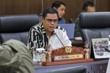 Parkir Liar Penyebab Kebocoran PAD January 28, 2026 8:53 pm Komisi C DPRD DKI Jakarta menyoroti marak praktik parkir liar yang berdampak pada optimalisasi Pendapatan Asli Daerah (PAD). Demikian pernyataan Wakil Ketua Komisi C Tri Waluyo usai rapat evaluasi retribusi daerah dengan Unit Pengelola (UP) Parkir, Rabu (28/1). Parkir liar, lanjut Tri, menjadi salah satu penyebab pendapatan UP Parkir yang disetorkan kepada Pemprov DKI relatif rendah. Karena itu, perlu langkah proaktif menangani parkir liar di seluruh wilayah Ibukota DKI Jakarta. “Parkir liar menjadi kendala dalam meningkatkan pendapatan sektor parkir,” ujar Tri. Menurut dia, perlu evaluasi menyeluruh terkait sistem pengawasan di lapangan. Termasuk evaluasi struktural karena terdapat dugaan pembiaran terhadap parkir liar. “Ini terjadi karena kurang pengawasan, atau justru ada pembiaran dengan tanda petik adanya pihak yang membekingi,” tandas Tri. Selain itu, tegas Tri, UP Parkir harus komitmen memperketat pengawasan di masing masing wilayah. Komisi C juga akan mengawasi secara ekstra. Termasuk memberikan teguran. “Agar kebocoran-kebocoran di lapangan dapat diminimalisir,” tegas Tri. Fakta di lapangan, sambung dia, pengelolaan parkir liar tidak seluruhnya oleh warga sekitar. Banyak pula oleh oknum tertentu. “UP Parkir menyampaikan parkir liar dikelola oleh ‘Akamsi’ (anak kampung sini), tapi di lapangan ada juga orang luar yang di-hire, dengan tanda petik, oknum-oknum tertentu dari luar yang dipekerjakan,” ungkap Tri. Sementara Kepala Unit Pengelola (UP) Perparkiran Dinas Perhubungan DKI Jakarta Masdess Aroufy menanggapi sorotan terkait maraknya parkir liar. Ia menjelaskan, praktik tersebut umumnya terjadi pada parkir tepi jalan (on street). Belum masuk dalam lokasi binaan resmi Dinas Perhubungan. “Ada warga setempat yang mengelola parkir secara konvensional dan masih menggunakan sistem tunai,” beber Masdess. Menurut dia ,UP Perparkiran akan melakukan pendekatan persuasif terkait praktik parkir liar. Merangkul pengelola parkir setempat agar menjadi mitra resmi. Langkah itu, lanjut Masdess, diawali dengan pendataan juru parkir, inventarisasi potensi kendaraan, hingga penetapan kerja sama melalui surat tugas resmi. “Kami memberikan surat tugas, kartu identitas, serta atribut seperti rompi atau seragam. Kini kami kelola bersama,” papar Masdes. Pendekatan, kata dia, dengan prinsip merangkul. Mengedepankan kearifan lokal, bukan menggusur juru parkir yang sudah lebih dahulu beroperasi di lokasi. “Memang tidak mudah menangani parkir liar di seluruh Jakarta. Tetapi langkah ini sudah kami lakukan di cukup banyak lokasi,” ucap Masdes. Ia mencontohkan, pengelolaan parkir saat Hari Bebas Kendaraan Bermotor (HBKB) di kawasan Bundaran HI, Jalan Imam Bonjol, dan Pamekasan. Saat ini, lokasi parkir telah melibatkan sekitar 30 juru parkir sebagai mitra resmi. Menerapkan sistem pembayaran digital. Model pengelolaan tersebut, lanjut Masdes, akan diterapkan secara bertahap di lokasi-lokasi lain. Ia juga mengimbau masyarakat mulai terbiasa dengan pembayaran parkir nontunai. Melalui QRIS, mobile banking, maupun dompet digital. Berdasarkan hasil uji coba, Masdes optimistis digitalisasi parkir dapat meningkatkan pendapatan sektor parkir. “Sekaligus meminimalisir kebocoran yang selama ini disinyalir terjadi,” pungkas dia. (apn/df)