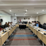 Pasal-Pasal Ranperda P4GN Mulai Dibahas Bapemperda January 27, 2026 12:05 pm Badan Pembentukan Peraturan Daerah (Bapemperda) DPRDDKI Jakarta menggelar rapat bersama eksekutif dalam rangka pembahasan pasal-pasal Rancangan Peraturan Daerah (Ranperda) tentang Pencegahan dan Pemberantasan Penyalahgunaan serta Peredaran Gelap Narkotika dan Perkusor Narkotika (P4GN), Selasa (27/1). Ketua Bapemperda DPRD Provinsi DKI Jakarta Abdul Aziz memimpin rapat. Ranperda tentang P4GN telah melalui serangkaian tahapan. Yakni, penyampaian pidato gubernur, pandangan umum fraksi-fraksi, hingga rapat dengar pendapat umum (RDPU). Gubernur Pramono Anung telah menyampaikan hal itu melalui Surat Nomor 2/HK.00.00 pada 6 Januari 2026. “Kami persilahkan Badan Kesatuan Bangsa dan Politik untuk menyampaikan paparan terkait dengan Ranperda P4GN yang sudah diajukan,” ujar Abdul Aziz di Gedung DPRD DKI Jakarta. Hadir dalam rapat itu, Anggota Bapemperda Mujiyono, Francine Widjojo, Muhammad Subki, dan Husen. Sedangkan dari eksekutif hadir Kepala Badan Kesatuan Bangsa dan Politik (Kesbangpol) DKI Jakarta Muhamad Matsani beserta jajarannya. Rapat mengacu pada Surat Nomor 120/HK.01.02 yang ditandatangani Ketua DPRD DKI Jakarta Khoirudin. (apn/df)