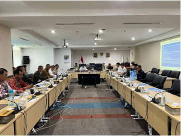 Pasal-Pasal Ranperda P4GN Mulai Dibahas Bapemperda January 27, 2026 12:05 pm Badan Pembentukan Peraturan Daerah (Bapemperda) DPRDDKI Jakarta menggelar rapat bersama eksekutif dalam rangka pembahasan pasal-pasal Rancangan Peraturan Daerah (Ranperda) tentang Pencegahan dan Pemberantasan Penyalahgunaan serta Peredaran Gelap Narkotika dan Perkusor Narkotika (P4GN), Selasa (27/1). Ketua Bapemperda DPRD Provinsi DKI Jakarta Abdul Aziz memimpin rapat. Ranperda tentang P4GN telah melalui serangkaian tahapan. Yakni, penyampaian pidato gubernur, pandangan umum fraksi-fraksi, hingga rapat dengar pendapat umum (RDPU). Gubernur Pramono Anung telah menyampaikan hal itu melalui Surat Nomor 2/HK.00.00 pada 6 Januari 2026. “Kami persilahkan Badan Kesatuan Bangsa dan Politik untuk menyampaikan paparan terkait dengan Ranperda P4GN yang sudah diajukan,” ujar Abdul Aziz di Gedung DPRD DKI Jakarta. Hadir dalam rapat itu, Anggota Bapemperda Mujiyono, Francine Widjojo, Muhammad Subki, dan Husen. Sedangkan dari eksekutif hadir Kepala Badan Kesatuan Bangsa dan Politik (Kesbangpol) DKI Jakarta Muhamad Matsani beserta jajarannya. Rapat mengacu pada Surat Nomor 120/HK.01.02 yang ditandatangani Ketua DPRD DKI Jakarta Khoirudin. (apn/df)