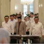 Penandatanganan Nota Kesepakatan Lemhannas RI dan Pemprov DKI, Khoirudin: Saya Menyaksikan January 28, 2026 4:01 pm Ketua DPRD DKI Jakarta Khoirudin menyaksikan Penandatanganan Nota Kesepakatan antara Lembaga Ketahanan Nasional (Lemhannas) RI dan Pemerintah Provinsi (Pemprov) DKI Jakarta. Perjanjian Kerja Sama Peningkatan dan Pengembangan Ketahanan Nasional di Jakarta berlangsung di Balairung, Balaikota DKI Jakarta. Ia menjelaskan, nota kesepakatan tersebut merupakan pembaharuan dari kerja sama yang telah terjalin sebelumnya. “Saya menyaksikan penanda tanganan MoU,” ujar Khoirudin, Rabu (28/1). Lemhannas, harap dia, dapat melakukan kajian strategis. Mendukung kepentingan Jakarta sebagai daerah khusus, sesuai amanat undang-undang. “Kajian yang berkaitan dengan kepentingan Jakarta,” ucap Khoirudin. Sebab menurut dia, terdapat sejumlah kewenangan Jakarta yang membutuhkan kajian mendalam. Mulai dari investasi hingga lingkungan. Akan tetapi, perlu menempatkan peran pemerintah pada tataran norma dan standar. “Kajian tentang investasi, kelautan, perikanan, energi, tenaga kerja, dan lingkungan. Ini semua penting,” tutur dia. Khoirudin ignin Lemhanas mendudukkan pemerintah pusat hanya pada tataran NSPK, Norma Standard Procedure Kriteria. “Agar betul-betul ranah eksekusi ada di Pemda,” imbuh dia. Ia juga menilai, kajian oleh Lemhannas memiliki nilai strategis dan kewibawaan tinggi. “Karena laporan langsung kepada presiden,” pungkas Khoirudin. (gie/df)
