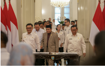 Penandatanganan Nota Kesepakatan Lemhannas RI dan Pemprov DKI, Khoirudin: Saya Menyaksikan January 28, 2026 4:01 pm Ketua DPRD DKI Jakarta Khoirudin menyaksikan Penandatanganan Nota Kesepakatan antara Lembaga Ketahanan Nasional (Lemhannas) RI dan Pemerintah Provinsi (Pemprov) DKI Jakarta. Perjanjian Kerja Sama Peningkatan dan Pengembangan Ketahanan Nasional di Jakarta berlangsung di Balairung, Balaikota DKI Jakarta. Ia menjelaskan, nota kesepakatan tersebut merupakan pembaharuan dari kerja sama yang telah terjalin sebelumnya. “Saya menyaksikan penanda tanganan MoU,” ujar Khoirudin, Rabu (28/1). Lemhannas, harap dia, dapat melakukan kajian strategis. Mendukung kepentingan Jakarta sebagai daerah khusus, sesuai amanat undang-undang. “Kajian yang berkaitan dengan kepentingan Jakarta,” ucap Khoirudin. Sebab menurut dia, terdapat sejumlah kewenangan Jakarta yang membutuhkan kajian mendalam. Mulai dari investasi hingga lingkungan. Akan tetapi, perlu menempatkan peran pemerintah pada tataran norma dan standar. “Kajian tentang investasi, kelautan, perikanan, energi, tenaga kerja, dan lingkungan. Ini semua penting,” tutur dia. Khoirudin ignin Lemhanas mendudukkan pemerintah pusat hanya pada tataran NSPK, Norma Standard Procedure Kriteria. “Agar betul-betul ranah eksekusi ada di Pemda,” imbuh dia. Ia juga menilai, kajian oleh Lemhannas memiliki nilai strategis dan kewibawaan tinggi. “Karena laporan langsung kepada presiden,” pungkas Khoirudin. (gie/df)