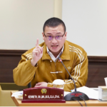 Penanganan Banjir, Kenneth Dorong Pemprov Gerak Cepat January 27, 2026 9:08 am Banjir masih melanda Ibukota DKI Jakarta pada awal 2026. Kondisi demikian menuai sorotan Anggota Fraksi PDI Perjuangan DPRD DKI Jakarta Hardiyanto Kenneth. Banjir mengganggu aktivitas warga. Berdampak langsung terhadap keselamatan, kesehatan, serta perekonomian masyarakat. Khususnya warga yang tinggal di kawasan rawan banjir. Menurut Kenneth, banjir menjadi pengingat persoalan tata ruang dan lingkungan di Jakarta masih membutuhkan perhatian serius. “Serta penanganan yang berkelanjutan,” ujar Kenneth, Senin (26/1. Ia menilai, curah hujan tinggi merupakan faktor alamiah. Namun, pemerintah tidak boleh menutup mata terhadap berbagai persoalan struktural di lapangan. Mulai dari sistem drainase belum optimal, pendangkalan sungai, hingga alih fungsi lahan. Hal-hal tersebut memperparah dampak banjir. Karena itu, Kenneth mendorong Pemprov DKI bergerak cepat, responsif, dan terkoordinasi dalam menangani dampak banjir. Keselamatan warga harus menjadi prioritas utama. Termasuk memastikan proses evakuasi berjalan lancar. “Bantuan logistik harus tersalurkan secara merata, serta layanan kesehatan mudah diakses oleh masyarakat terdampak,” tandas anggota Komisi C itu. Dalam jangka pendek, Kenneth meminta Pemprov DKI Jakarta memastikan kesiagaan seluruh perangkat daerah. Perlu segera normalisasi dan pembersihan saluran air. Termasuk penyedotan genangan di titik-titik rawan banjir. Begitu pula, sambung Kenneth, pendirian posko pengungsian yang layak. Menyediakan kebutuhan dasar. “Makanan, air bersih, obat-obatan, hingga perlengkapan bagi bayi dan Lansia (lanjut usia) perlu menjadi perhatian khusus,” ucap dia. Persoalan banjir tak terlepas dari koordinasi pemerintah daerah dengan pusat. Termasuk dengan daerah penyangga. Banjir di Jakarta tidak terlepas dari kondisi wilayah hulu. Penyampaian informasi yang cepat dan transparan terkait cuaca, ketinggian air, serta langkah antisipasi juga sangat penting. Sehingga masyarakat dapat lebih waspada. (red)