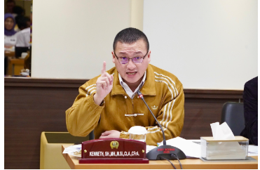 Penanganan Banjir, Kenneth Dorong Pemprov Gerak Cepat January 27, 2026 9:08 am Banjir masih melanda Ibukota DKI Jakarta pada awal 2026. Kondisi demikian menuai sorotan Anggota Fraksi PDI Perjuangan DPRD DKI Jakarta Hardiyanto Kenneth. Banjir mengganggu aktivitas warga. Berdampak langsung terhadap keselamatan, kesehatan, serta perekonomian masyarakat. Khususnya warga yang tinggal di kawasan rawan banjir. Menurut Kenneth, banjir menjadi pengingat persoalan tata ruang dan lingkungan di Jakarta masih membutuhkan perhatian serius. “Serta penanganan yang berkelanjutan,” ujar Kenneth, Senin (26/1. Ia menilai, curah hujan tinggi merupakan faktor alamiah. Namun, pemerintah tidak boleh menutup mata terhadap berbagai persoalan struktural di lapangan. Mulai dari sistem drainase belum optimal, pendangkalan sungai, hingga alih fungsi lahan. Hal-hal tersebut memperparah dampak banjir. Karena itu, Kenneth mendorong Pemprov DKI bergerak cepat, responsif, dan terkoordinasi dalam menangani dampak banjir. Keselamatan warga harus menjadi prioritas utama. Termasuk memastikan proses evakuasi berjalan lancar. “Bantuan logistik harus tersalurkan secara merata, serta layanan kesehatan mudah diakses oleh masyarakat terdampak,” tandas anggota Komisi C itu. Dalam jangka pendek, Kenneth meminta Pemprov DKI Jakarta memastikan kesiagaan seluruh perangkat daerah. Perlu segera normalisasi dan pembersihan saluran air. Termasuk penyedotan genangan di titik-titik rawan banjir. Begitu pula, sambung Kenneth, pendirian posko pengungsian yang layak. Menyediakan kebutuhan dasar. “Makanan, air bersih, obat-obatan, hingga perlengkapan bagi bayi dan Lansia (lanjut usia) perlu menjadi perhatian khusus,” ucap dia. Persoalan banjir tak terlepas dari koordinasi pemerintah daerah dengan pusat. Termasuk dengan daerah penyangga. Banjir di Jakarta tidak terlepas dari kondisi wilayah hulu. Penyampaian informasi yang cepat dan transparan terkait cuaca, ketinggian air, serta langkah antisipasi juga sangat penting. Sehingga masyarakat dapat lebih waspada. (red)