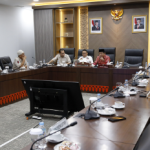 Peran Strategis RT-RW menuju Kota Global January 29, 2026 4:03 pm Ketua DPRD DKI Jakarta Khoirudin menilai, peran RT-RW merupakan elemen penting dalam mendukung Jakarta menuju kota global. Pernyataan Khoirudin itu usai menerima audiensi Dewan Pengurus Wilayah Forum RT-RW Jakarta Pusat di Gedung DPRD DKI Jakarta, Kamis (29/1). Ia menjelaskan, konsep kota global tidak hanya berkaitan dengan pembangunan fisik dan pertumbuhan ekonomi. Namun mencakup kualitas lingkungan dan kehidupan sosial masyarakat. Dalam konteks tersebut, RT-RW memiliki posisi strategis karena bersentuhan langsung dengan warga. Indikator kota global tak terlepas dari peran pamong warga. “Karena kota global juga berbicara tentang kebersihan, lingkungan, dan kehidupan sosial,” ujar Khoirudin. Ia menegaskan, pencapaian Jakarta sebagai kota global butuh keterlibatan seluruh pemangku kepentingan. Termasuk masyarakat di tingkat lingkungan. Karena itu, perlu memposisikan RT-RW sebagai mitra penting dalam penyelenggaraan pemerintahan dan pembangunan daerah. “Semua indikator itu melibatkan seluruh pemangku kepentingan dan masyarakat. Termasuk Forum RT RW,” terang dia. Ketua Dewan Pengurus Wilayah Forum RT RW Jakarta Pusat Joko Hardoyo mengungkapkan hal senada. RT-RW siap berperan aktif mendukung Jakarta menuju kota global. Selama ini, lanjut dia, RT-RW menjadi penggerak berbagai aktivitas sosial dan kemasyarakatan di tingkat lingkungan. “RT dan RW setiap hari berhadapan langsung dengan persoalan warga,” tukas Joko. (all/df)