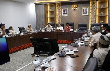 Peran Strategis RT-RW menuju Kota Global January 29, 2026 4:03 pm Ketua DPRD DKI Jakarta Khoirudin menilai, peran RT-RW merupakan elemen penting dalam mendukung Jakarta menuju kota global. Pernyataan Khoirudin itu usai menerima audiensi Dewan Pengurus Wilayah Forum RT-RW Jakarta Pusat di Gedung DPRD DKI Jakarta, Kamis (29/1). Ia menjelaskan, konsep kota global tidak hanya berkaitan dengan pembangunan fisik dan pertumbuhan ekonomi. Namun mencakup kualitas lingkungan dan kehidupan sosial masyarakat. Dalam konteks tersebut, RT-RW memiliki posisi strategis karena bersentuhan langsung dengan warga. Indikator kota global tak terlepas dari peran pamong warga. “Karena kota global juga berbicara tentang kebersihan, lingkungan, dan kehidupan sosial,” ujar Khoirudin. Ia menegaskan, pencapaian Jakarta sebagai kota global butuh keterlibatan seluruh pemangku kepentingan. Termasuk masyarakat di tingkat lingkungan. Karena itu, perlu memposisikan RT-RW sebagai mitra penting dalam penyelenggaraan pemerintahan dan pembangunan daerah. “Semua indikator itu melibatkan seluruh pemangku kepentingan dan masyarakat. Termasuk Forum RT RW,” terang dia. Ketua Dewan Pengurus Wilayah Forum RT RW Jakarta Pusat Joko Hardoyo mengungkapkan hal senada. RT-RW siap berperan aktif mendukung Jakarta menuju kota global. Selama ini, lanjut dia, RT-RW menjadi penggerak berbagai aktivitas sosial dan kemasyarakatan di tingkat lingkungan. “RT dan RW setiap hari berhadapan langsung dengan persoalan warga,” tukas Joko. (all/df)