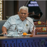 Perkuat Kontribusi PT Delta Djakarta untuk PAD January 27, 2026 4:37 pm Anggota Komisi B DPRD DKI Jakarta Pandapotan Sinaga menekankan pentingnya penguatan kontribusi PT Delta Djakarta Tbk terhadap Pendapatan Asli Daerah (PAD) dalam Rapat Kerja Komisi B DPRD DKI Jakarta, Selasa (27/1). Pandapotan menilai PT Delta Djakarta memiliki potensi besar sebagai salah satu sumber PAD, mengingat kepemilikan saham Pemprov DKI Jakarta mencapai sekitar 26 persen. “Dengan kepemilikan saham sekitar 26 persen, PT Delta Djakarta memiliki potensi besar untuk menjadi salah satu sumber PAD bagi DKI Jakarta,” ujar Pandapotan. Ia menegaskan dukungan DPRD perlu diiringi dengan komunikasi dan koordinasi yang lebih intens antara manajemen perusahaan dan DPRD, terutama dalam forum resmi pembahasan kinerja. “Walaupun Pemprov DKI Jakarta berstatus pemegang saham minoritas, kehadiran manajemen perusahaan dalam rapat resmi tetap penting sebagai bentuk sinergi,” jelas dia. Pandapotan menambahkan penguatan kontribusi perusahaan perlu diarahkan pada pengembangan usaha yang berkelanjutan, termasuk diversifikasi dan perluasan pasar, agar kinerja perusahaan terus tumbuh dan berdampak pada peningkatan PAD. “Perusahaan perlu terus dikembangkan agar mampu memberikan kontribusi maksimal bagi PAD DKI Jakarta,” terang Pandapotan. Menanggapi hal tersebut, Kepala BP BUMD DKI Jakarta Syaefuloh Hidayat menyampaikan apresiasi atas dukungan Komisi B DPRD DKI Jakarta terhadap pengembangan perusahaan. “Dukungan DPRD menjadi dorongan bagi perusahaan untuk terus berkembang dan memberikan kontribusi terbaik bagi daerah,” pungkas Syaefuloh. (all/df)