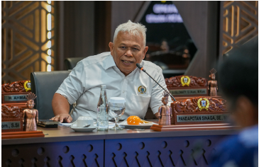 Perkuat Kontribusi PT Delta Djakarta untuk PAD January 27, 2026 4:37 pm Anggota Komisi B DPRD DKI Jakarta Pandapotan Sinaga menekankan pentingnya penguatan kontribusi PT Delta Djakarta Tbk terhadap Pendapatan Asli Daerah (PAD) dalam Rapat Kerja Komisi B DPRD DKI Jakarta, Selasa (27/1). Pandapotan menilai PT Delta Djakarta memiliki potensi besar sebagai salah satu sumber PAD, mengingat kepemilikan saham Pemprov DKI Jakarta mencapai sekitar 26 persen. “Dengan kepemilikan saham sekitar 26 persen, PT Delta Djakarta memiliki potensi besar untuk menjadi salah satu sumber PAD bagi DKI Jakarta,” ujar Pandapotan. Ia menegaskan dukungan DPRD perlu diiringi dengan komunikasi dan koordinasi yang lebih intens antara manajemen perusahaan dan DPRD, terutama dalam forum resmi pembahasan kinerja. “Walaupun Pemprov DKI Jakarta berstatus pemegang saham minoritas, kehadiran manajemen perusahaan dalam rapat resmi tetap penting sebagai bentuk sinergi,” jelas dia. Pandapotan menambahkan penguatan kontribusi perusahaan perlu diarahkan pada pengembangan usaha yang berkelanjutan, termasuk diversifikasi dan perluasan pasar, agar kinerja perusahaan terus tumbuh dan berdampak pada peningkatan PAD. “Perusahaan perlu terus dikembangkan agar mampu memberikan kontribusi maksimal bagi PAD DKI Jakarta,” terang Pandapotan. Menanggapi hal tersebut, Kepala BP BUMD DKI Jakarta Syaefuloh Hidayat menyampaikan apresiasi atas dukungan Komisi B DPRD DKI Jakarta terhadap pengembangan perusahaan. “Dukungan DPRD menjadi dorongan bagi perusahaan untuk terus berkembang dan memberikan kontribusi terbaik bagi daerah,” pungkas Syaefuloh. (all/df)